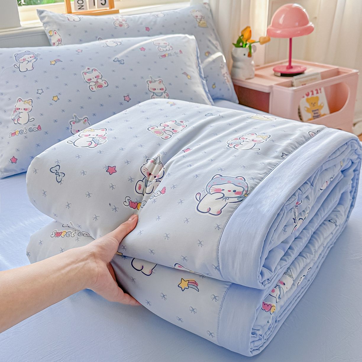 91家纺网 家纺一手货源 找家纺 颜选 2026新款水洗棉夏被夏凉被空调被四件套 空调被幸运奶芙猫