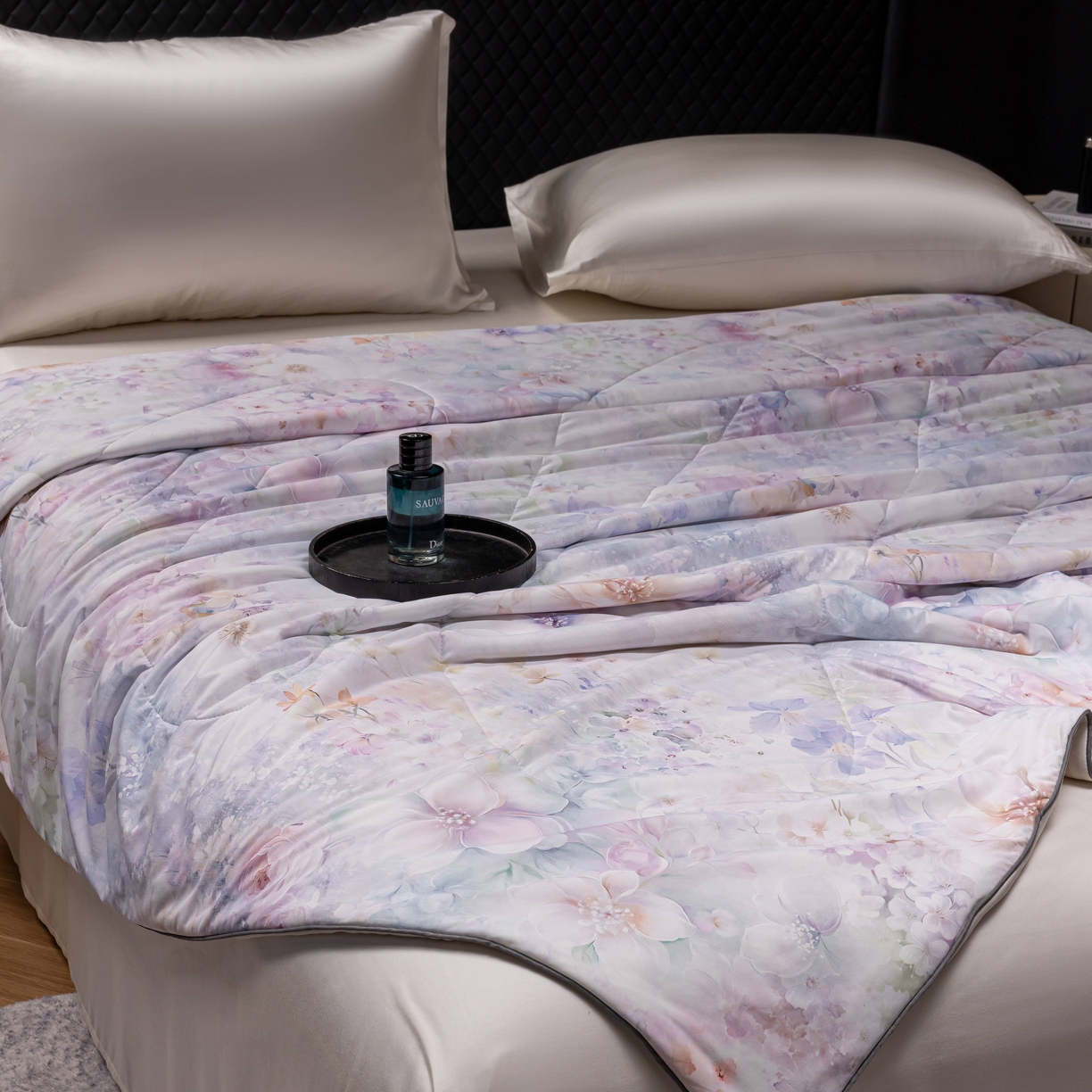 91家纺网 家纺一手货源 找家纺 丽卡家纺 2026春夏新品锦氨醋酸印花夏被空调被夏凉被浅夏繁花 叶语芬芳