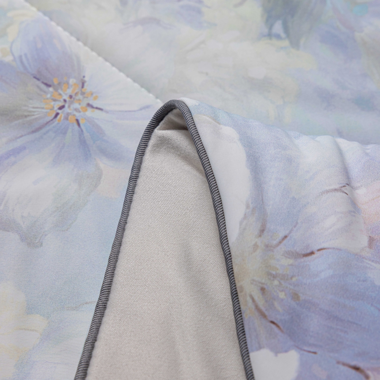 91家纺网 家纺一手货源 找家纺 丽卡家纺 2026春夏新品锦氨醋酸印花夏被空调被夏凉被浅夏繁花 雅韵花开