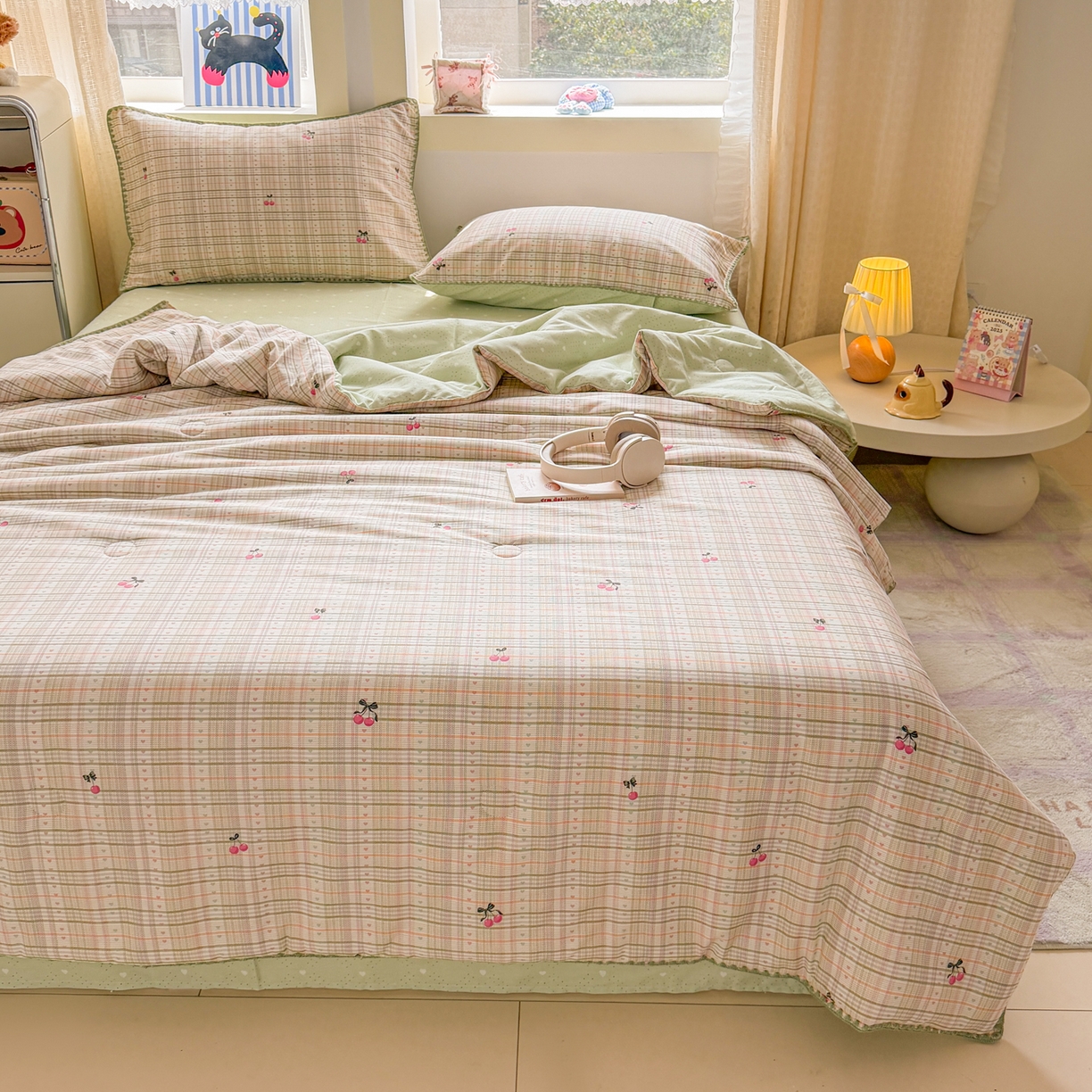 91家纺网 家纺一手货源 找家纺 简宜家居（朝初家纺） 2026新款全棉花卉卡通系列贝壳边夏被四件套 樱桃小筑