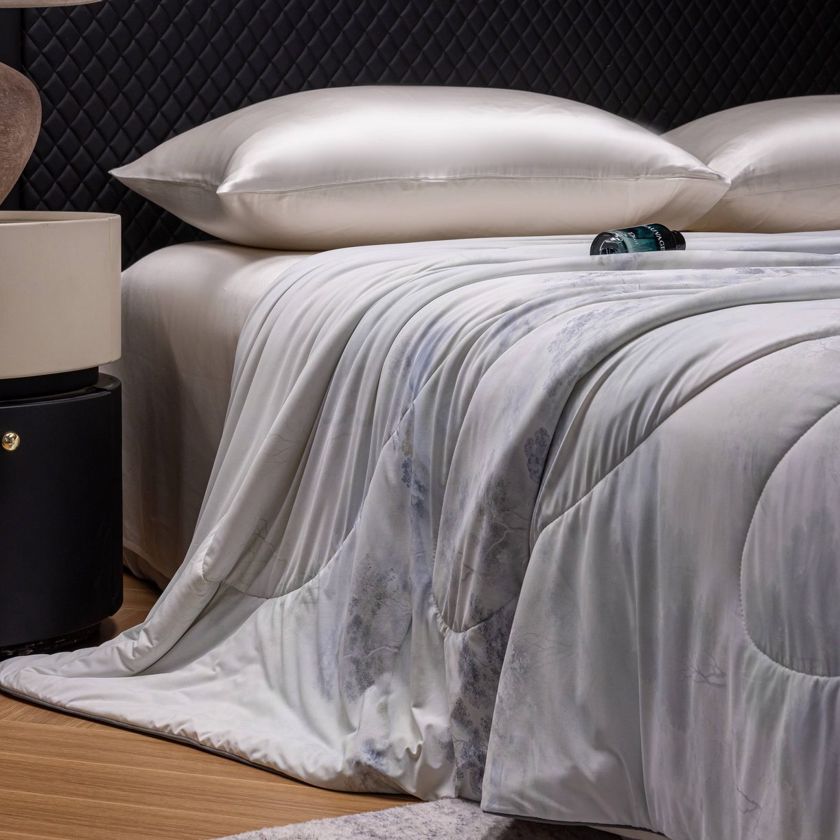 91家纺网 家纺一手货源 找家纺 丽卡家纺 2026春夏新品锦氨醋酸印花夏被空调被夏凉被浅夏繁花 花间小筑