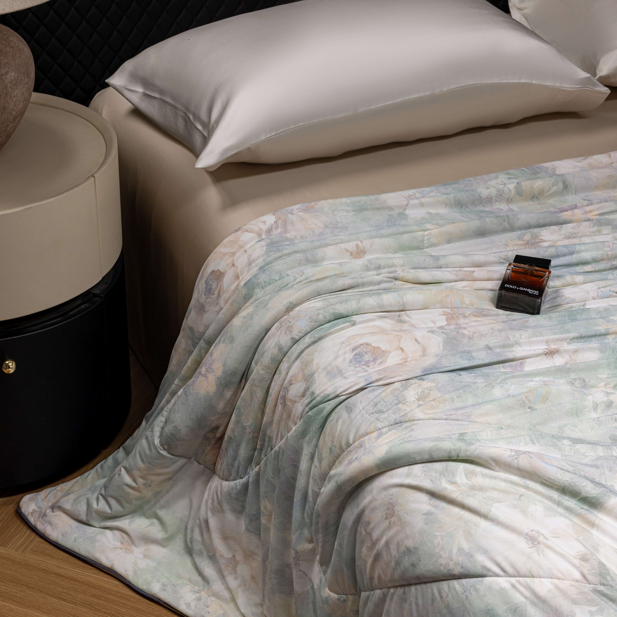 91家纺网 家纺一手货源 找家纺 （总）丽卡家纺 2026春夏新品锦氨醋酸印花夏被空调被夏凉被浅夏繁花