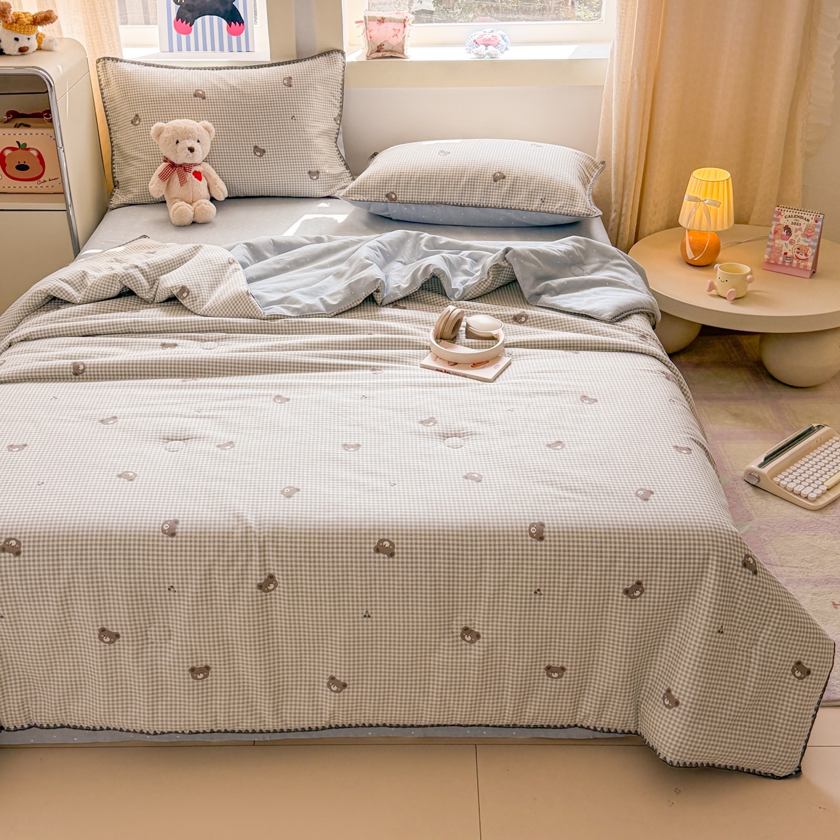 91家纺网 家纺一手货源 找家纺 简宜家居（朝初家纺） 2026新款全棉花卉卡通系列贝壳边夏被四件套 棕格小熊