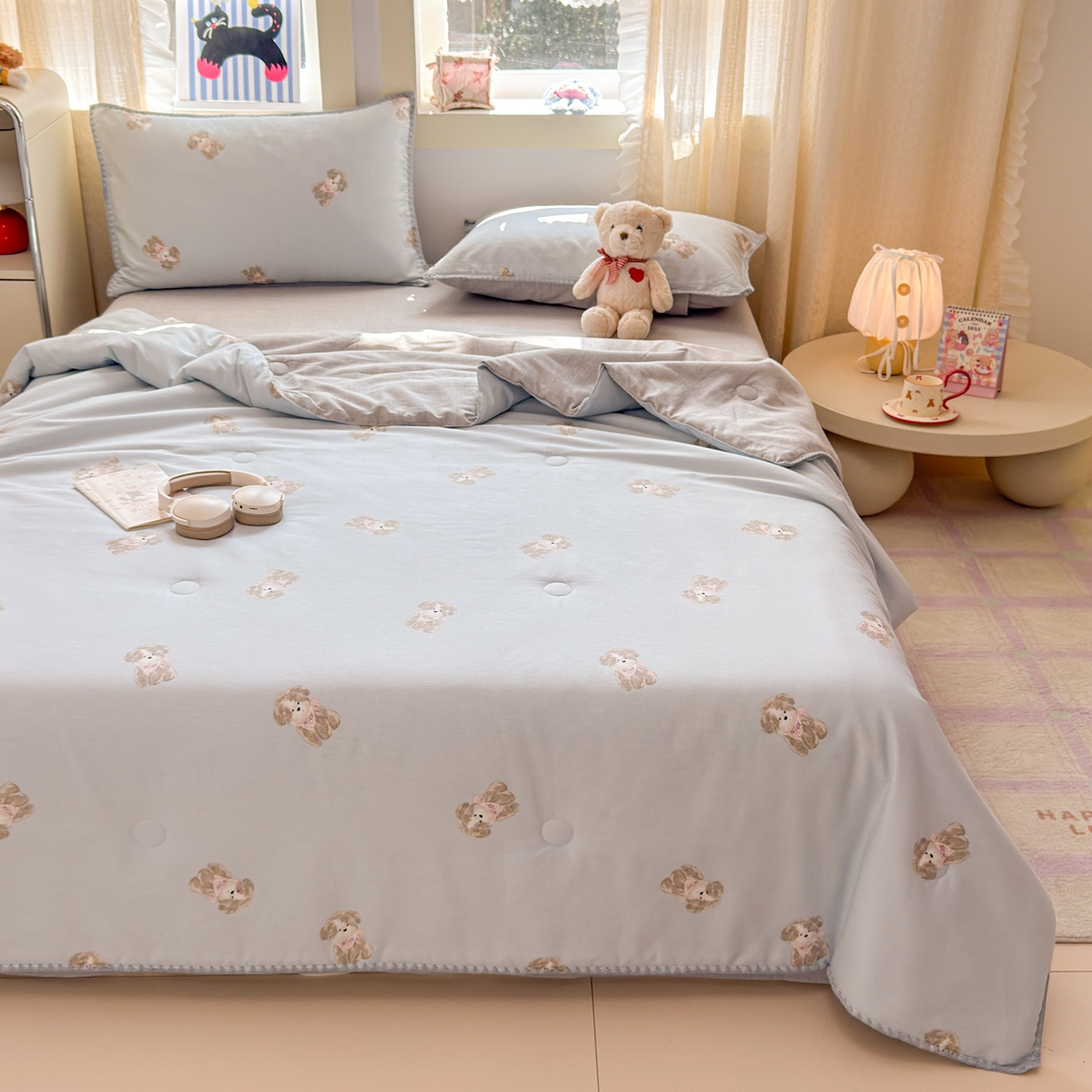 91家纺网 家纺一手货源 找家纺 简宜家居（朝初家纺） 2026新款全棉花卉卡通系列贝壳边夏被四件套 Nice狗狗-兰