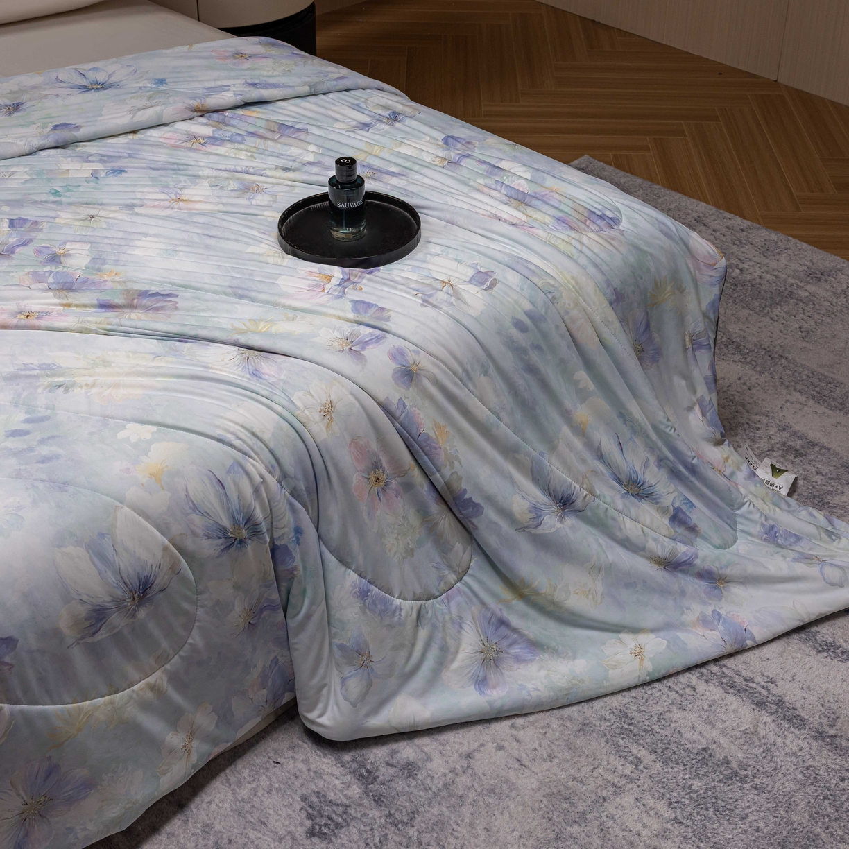 91家纺网 家纺一手货源 找家纺 丽卡家纺 2026春夏新品锦氨醋酸印花夏被空调被夏凉被浅夏繁花 雅韵花开