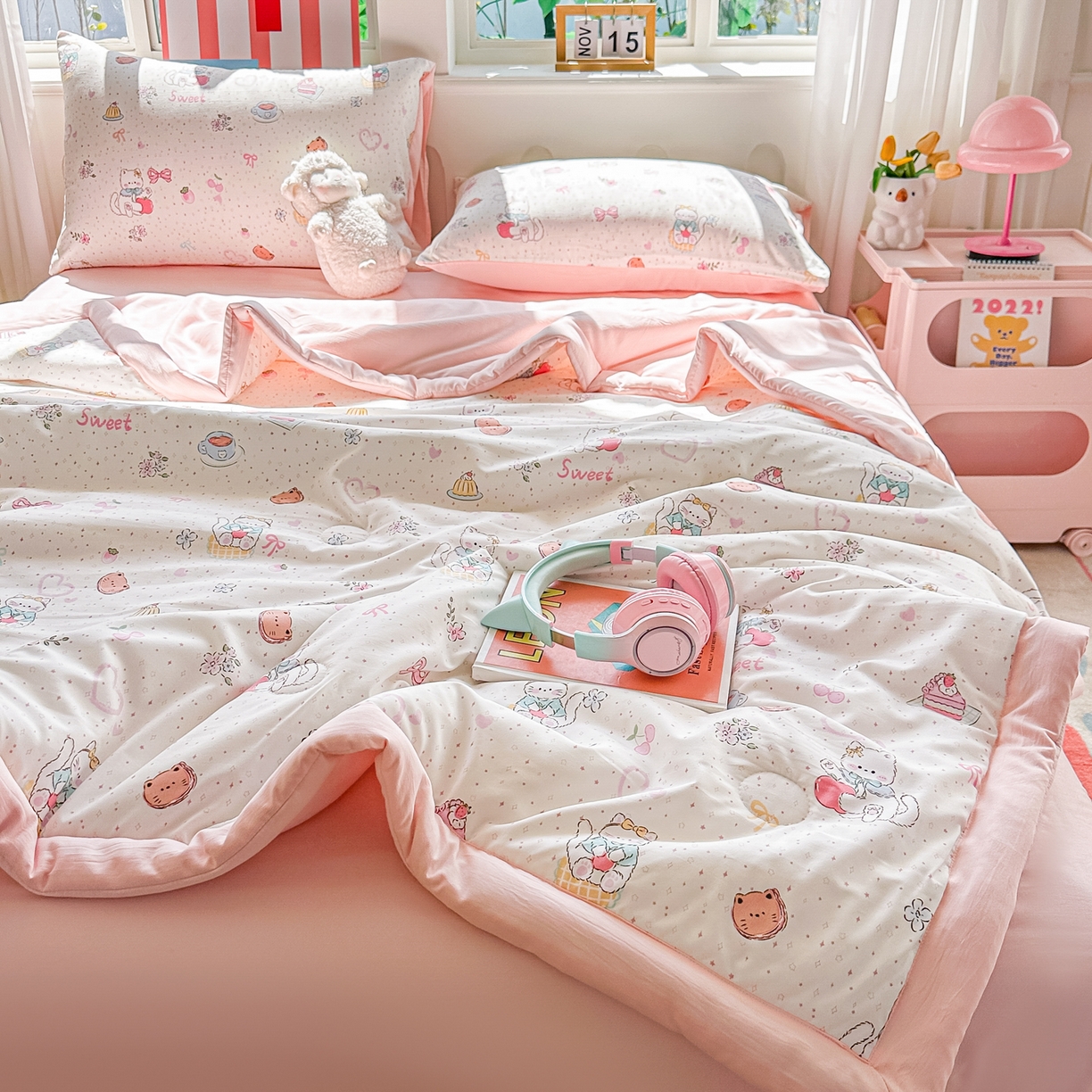 91家纺网 家纺一手货源 找家纺 颜选 2026新款水洗棉夏被夏凉被空调被四件套 空调被甜心猫