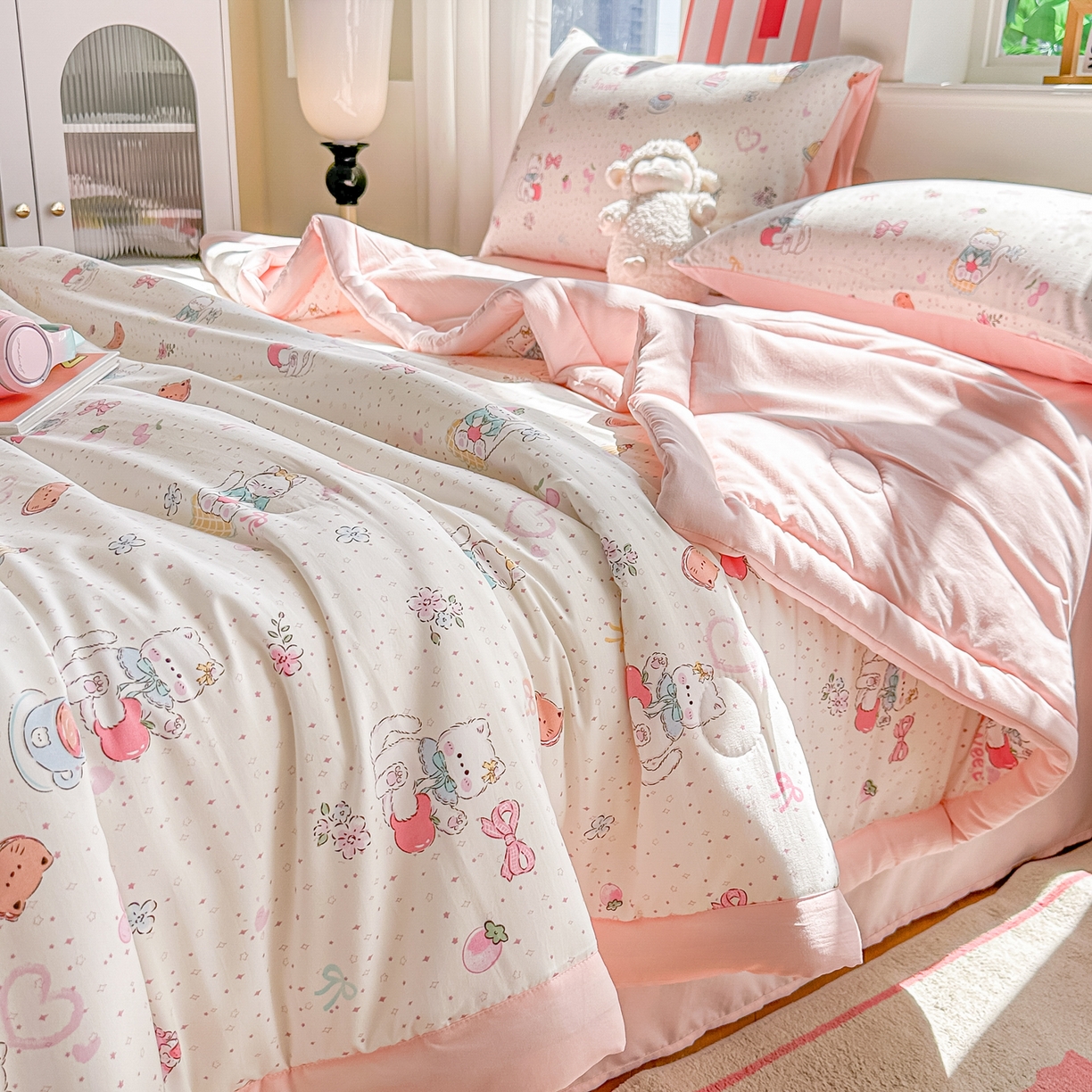 91家纺网 家纺一手货源 找家纺 颜选 2026新款水洗棉夏被夏凉被空调被四件套 空调被甜心猫