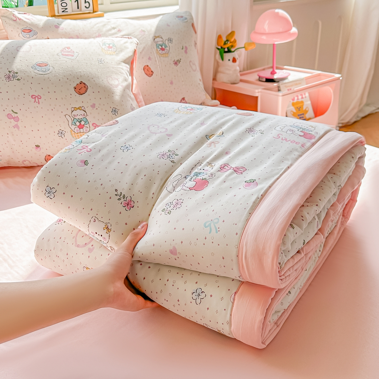 91家纺网 家纺一手货源 找家纺 颜选 2026新款水洗棉夏被夏凉被空调被四件套 空调被甜心猫