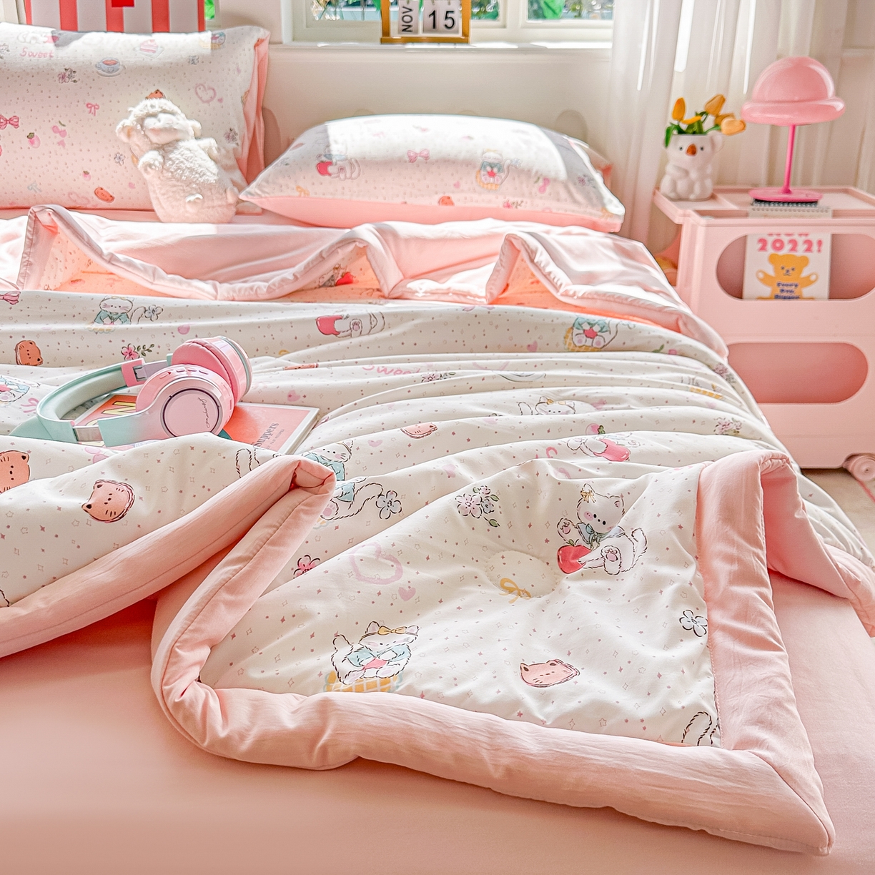 91家纺网 家纺一手货源 找家纺 颜选 2026新款水洗棉夏被夏凉被空调被四件套 空调被甜心猫