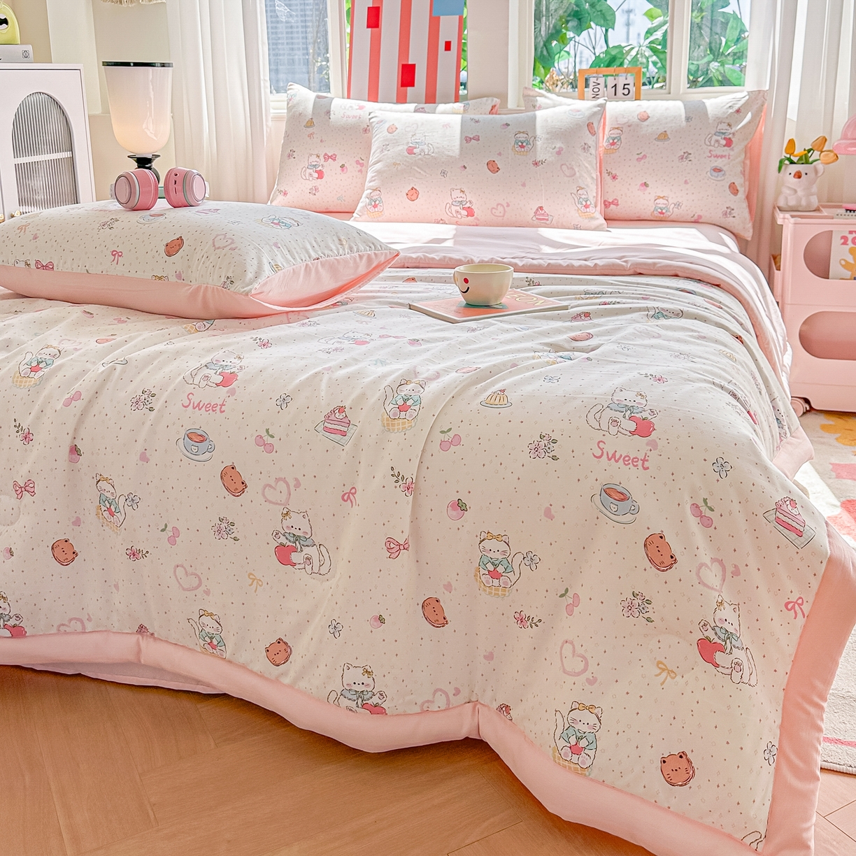 91家纺网 家纺一手货源 找家纺 颜选 2026新款水洗棉夏被夏凉被空调被四件套 空调被甜心猫