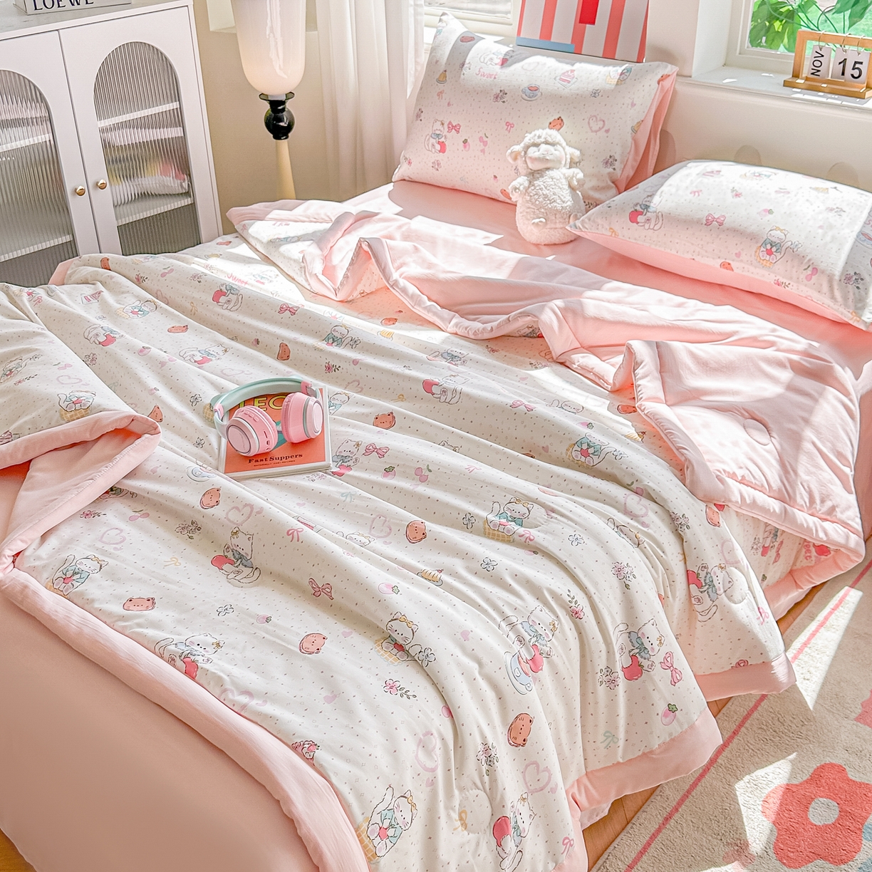 91家纺网 家纺一手货源 找家纺 颜选 2026新款水洗棉夏被夏凉被空调被四件套 空调被甜心猫