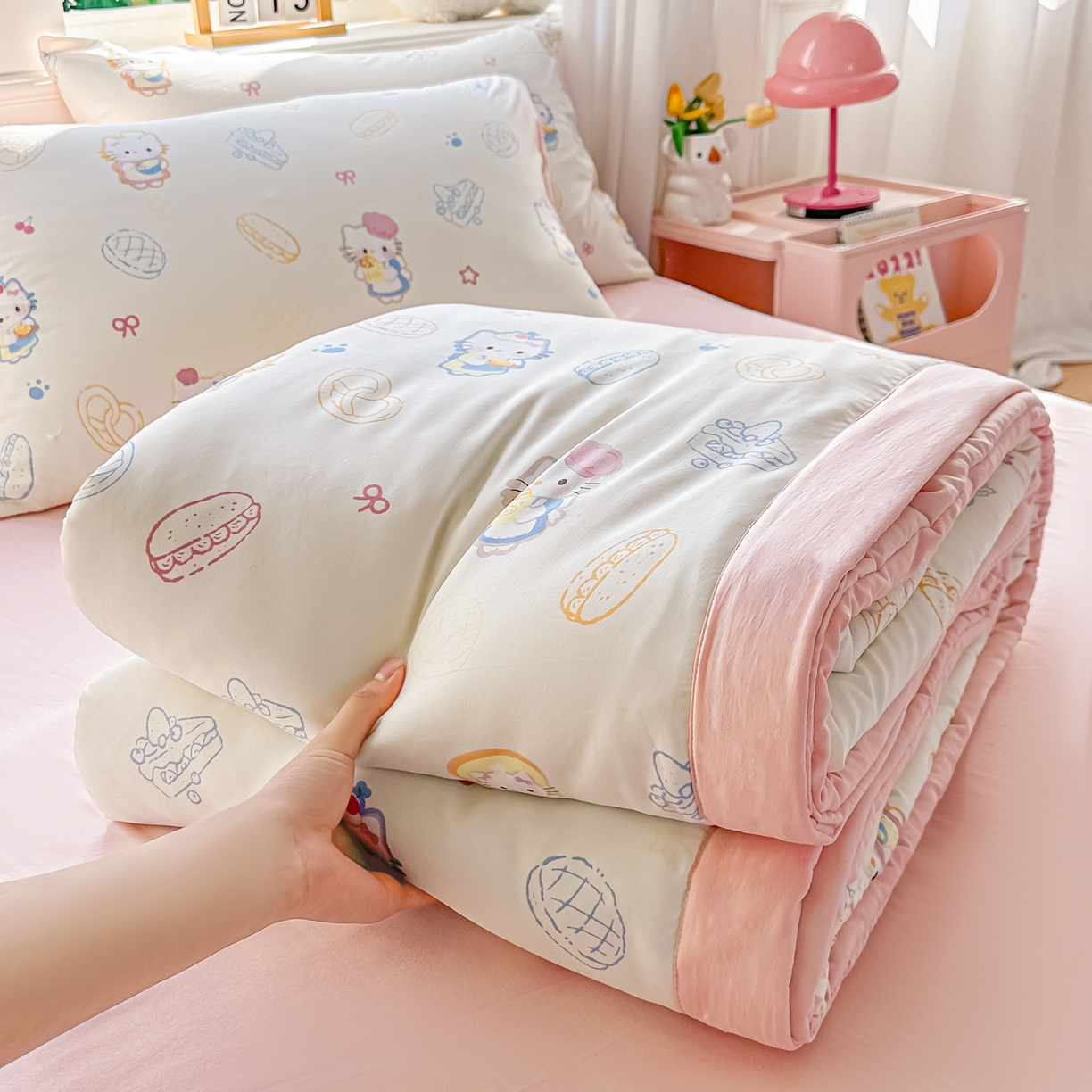 91家纺网 家纺一手货源 找家纺 颜选 2026新款水洗棉夏被夏凉被空调被四件套 空调被喵喵时光