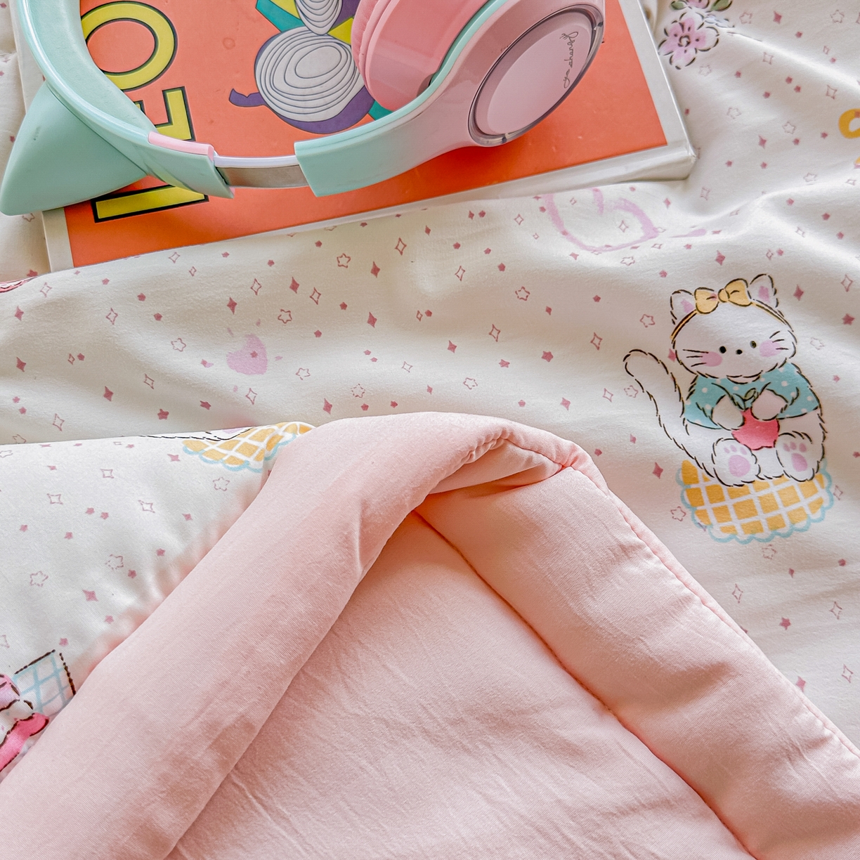 91家纺网 家纺一手货源 找家纺 颜选 2026新款水洗棉夏被夏凉被空调被四件套 空调被甜心猫