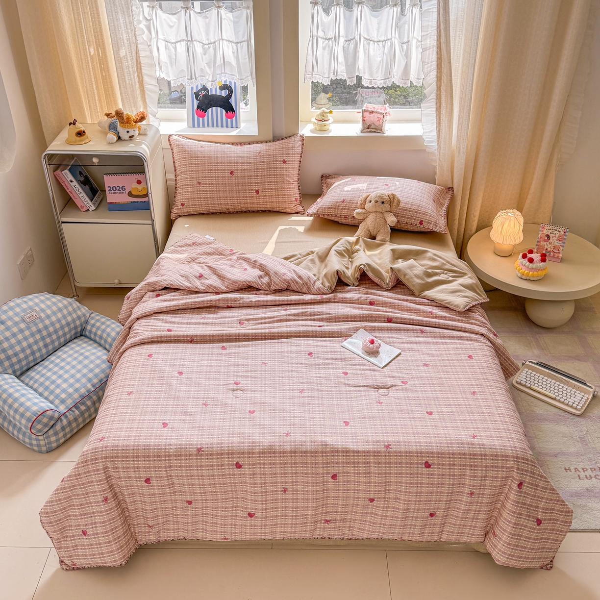 91家纺网 家纺一手货源 找家纺 简宜家居（朝初家纺） 2026新款全棉花卉卡通系列贝壳边夏被四件套 彩格爱心