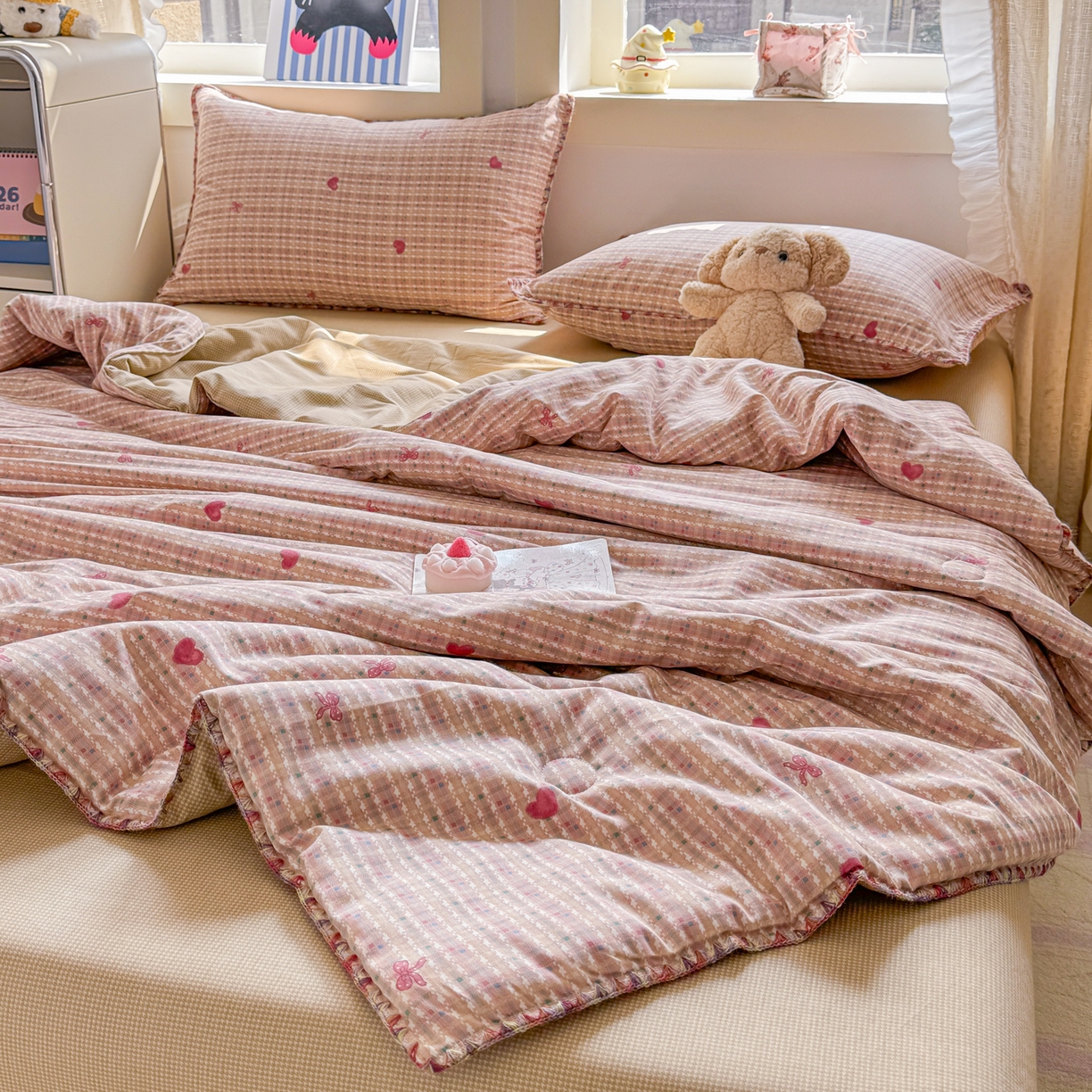 91家纺网 家纺一手货源 找家纺 简宜家居（朝初家纺） 2026新款全棉花卉卡通系列贝壳边夏被四件套 彩格爱心