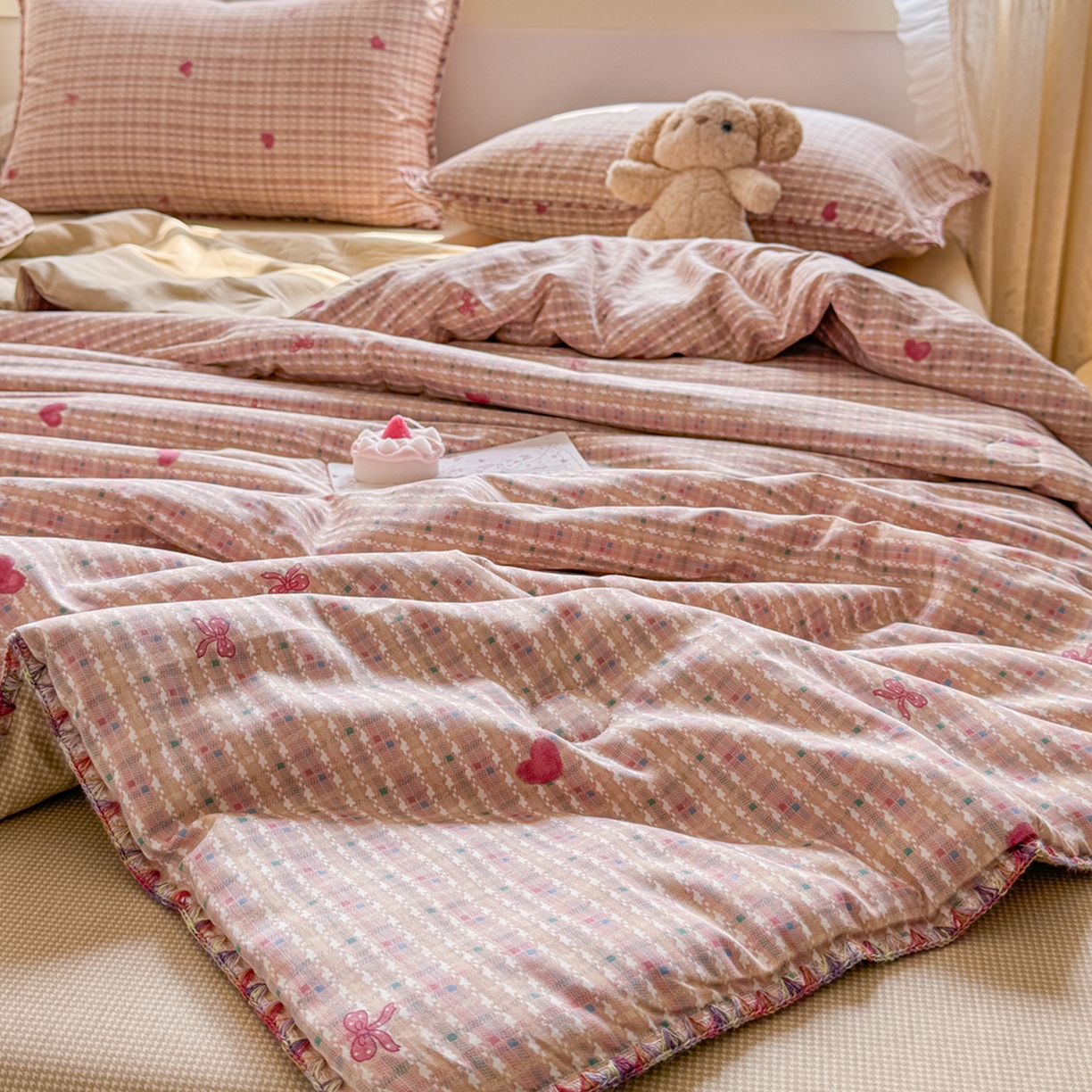 91家纺网 家纺一手货源 找家纺 简宜家居（朝初家纺） 2026新款全棉花卉卡通系列贝壳边夏被四件套 彩格爱心