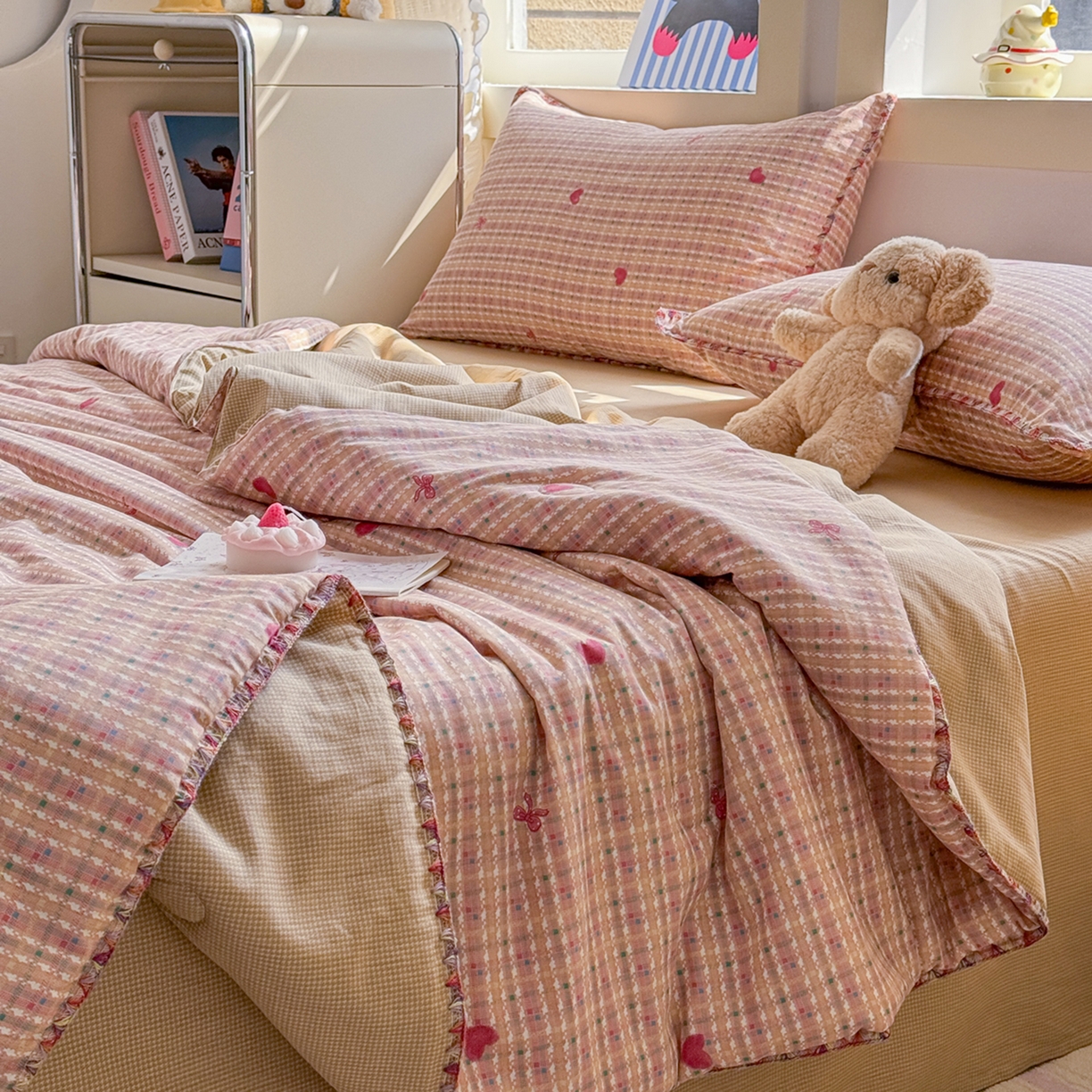 91家纺网 家纺一手货源 找家纺 简宜家居（朝初家纺） 2026新款全棉花卉卡通系列贝壳边夏被四件套 彩格爱心