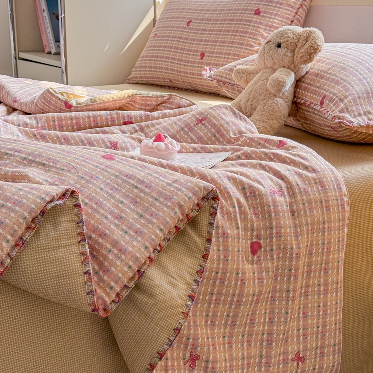 91家纺网 家纺一手货源 找家纺 简宜家居（朝初家纺） 2026新款全棉花卉卡通系列贝壳边夏被四件套 彩格爱心