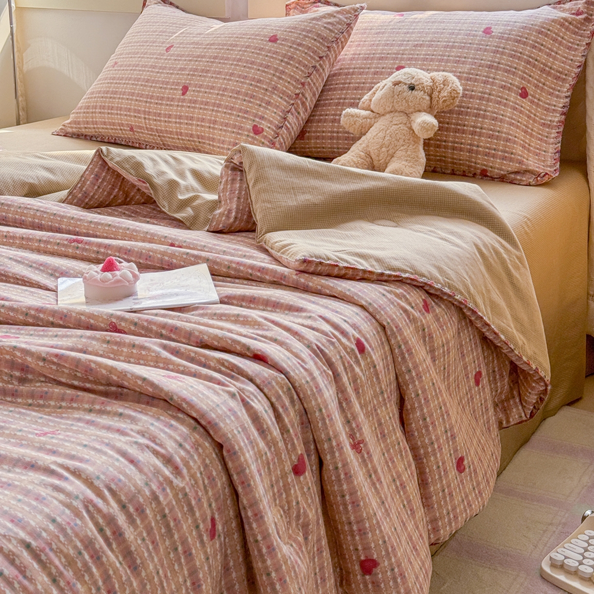 91家纺网 家纺一手货源 找家纺 简宜家居（朝初家纺） 2026新款全棉花卉卡通系列贝壳边夏被四件套 彩格爱心