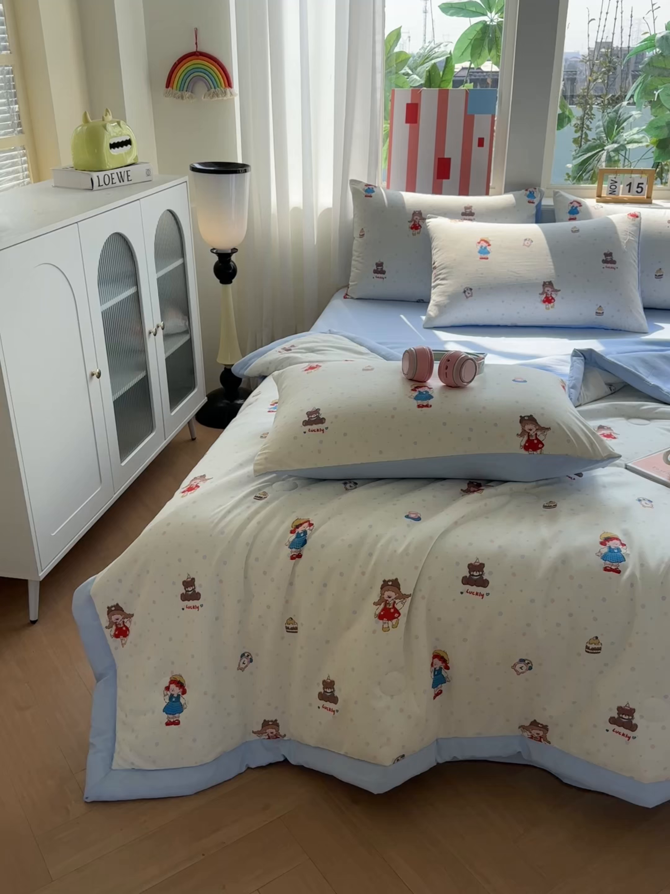 91家纺网 家纺一手货源 找家纺 颜选 2026新款水洗棉夏被夏凉被空调被四件套 空调被小女孩