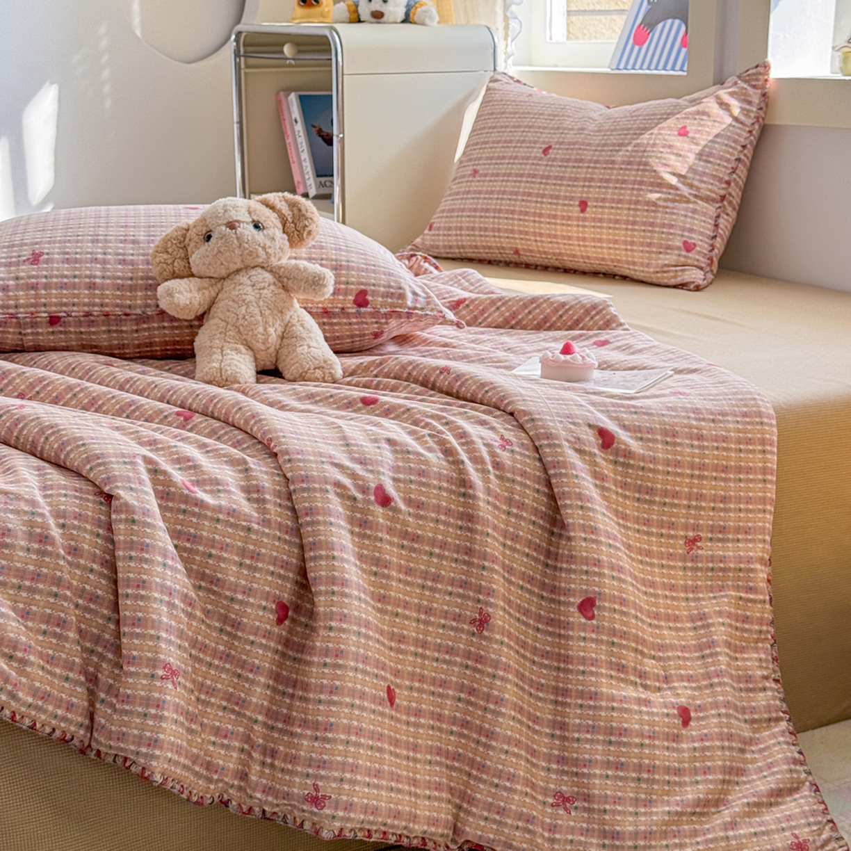 91家纺网 家纺一手货源 找家纺 简宜家居（朝初家纺） 2026新款全棉花卉卡通系列贝壳边夏被四件套 彩格爱心