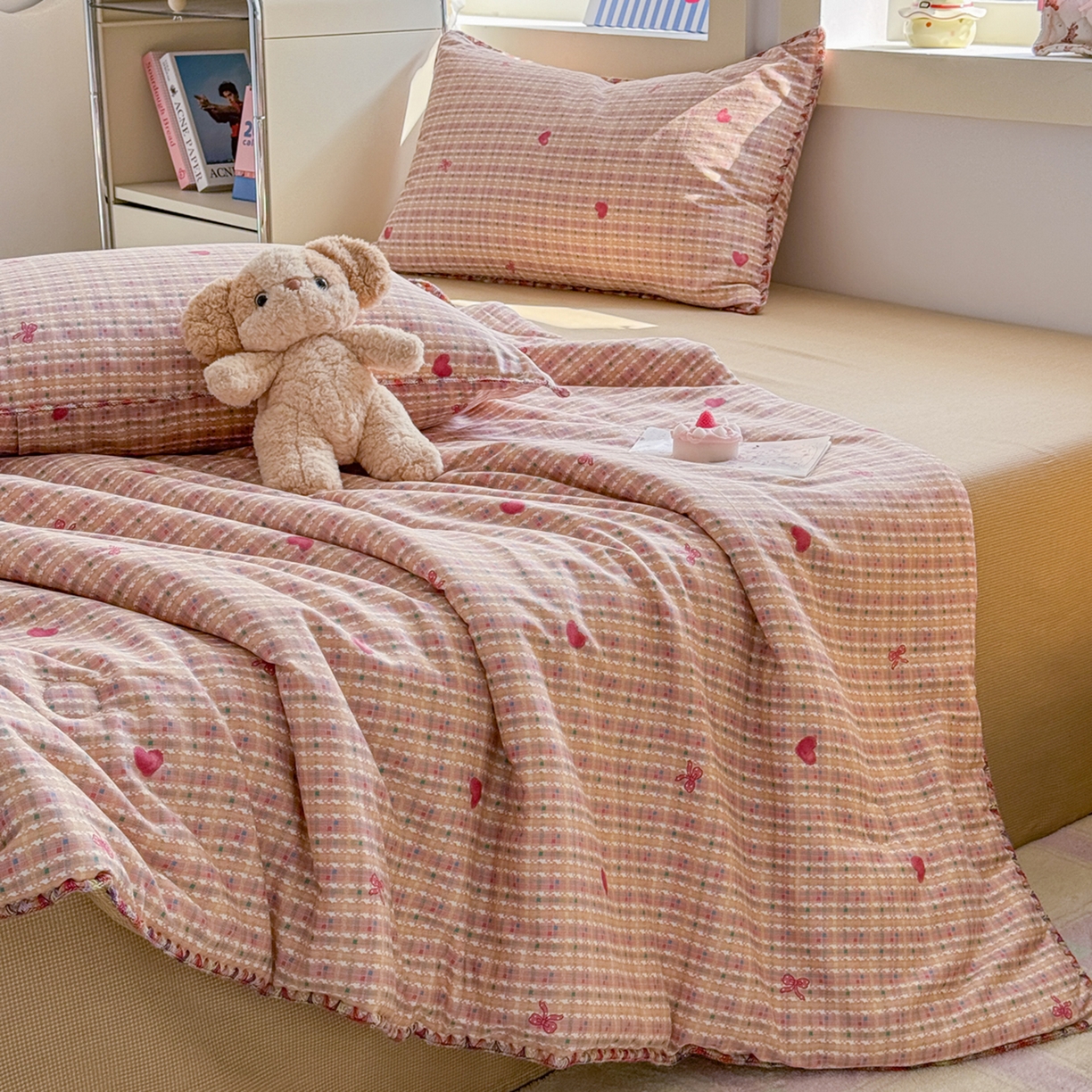 91家纺网 家纺一手货源 找家纺 简宜家居（朝初家纺） 2026新款全棉花卉卡通系列贝壳边夏被四件套 彩格爱心