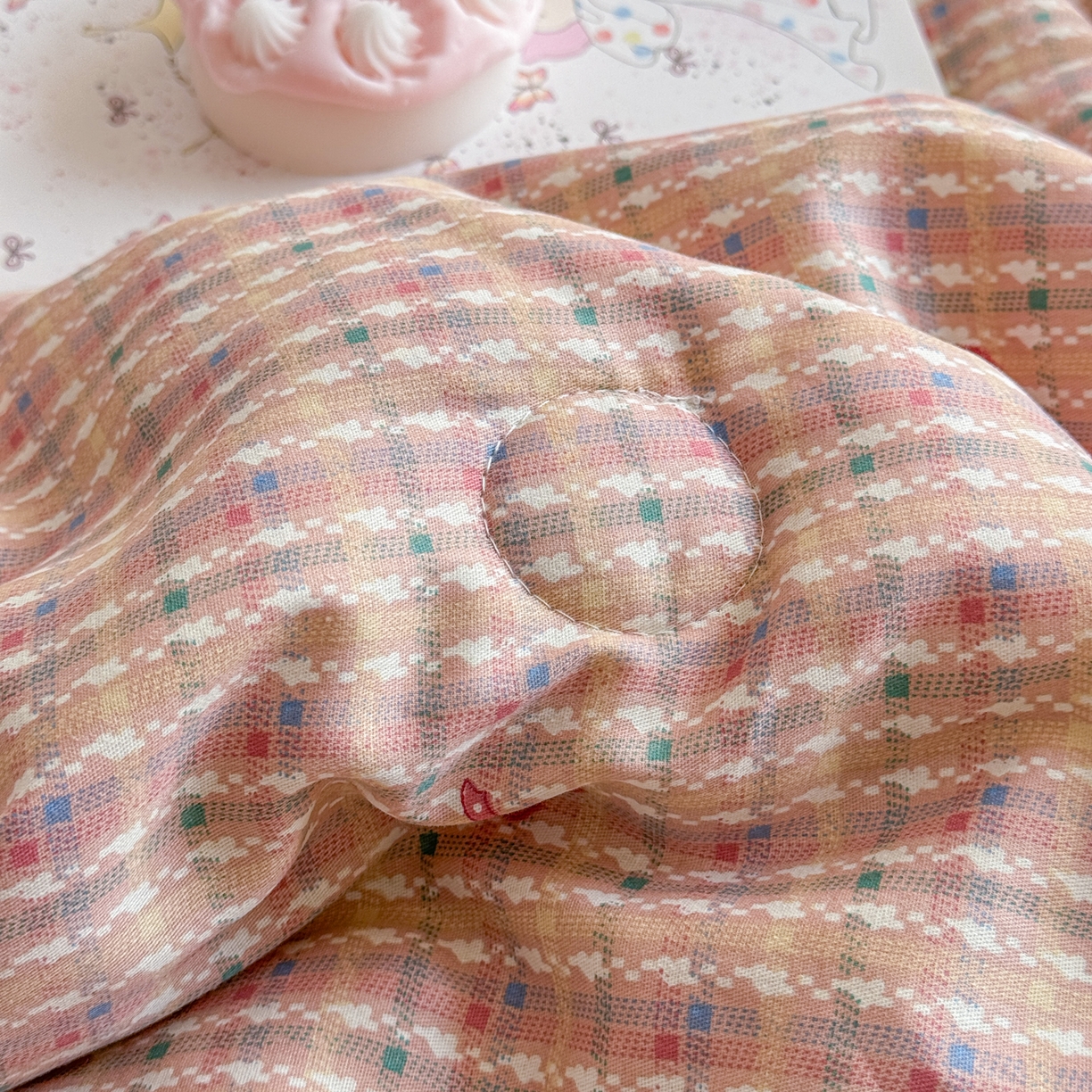 91家纺网 家纺一手货源 找家纺 简宜家居（朝初家纺） 2026新款全棉花卉卡通系列贝壳边夏被四件套 彩格爱心