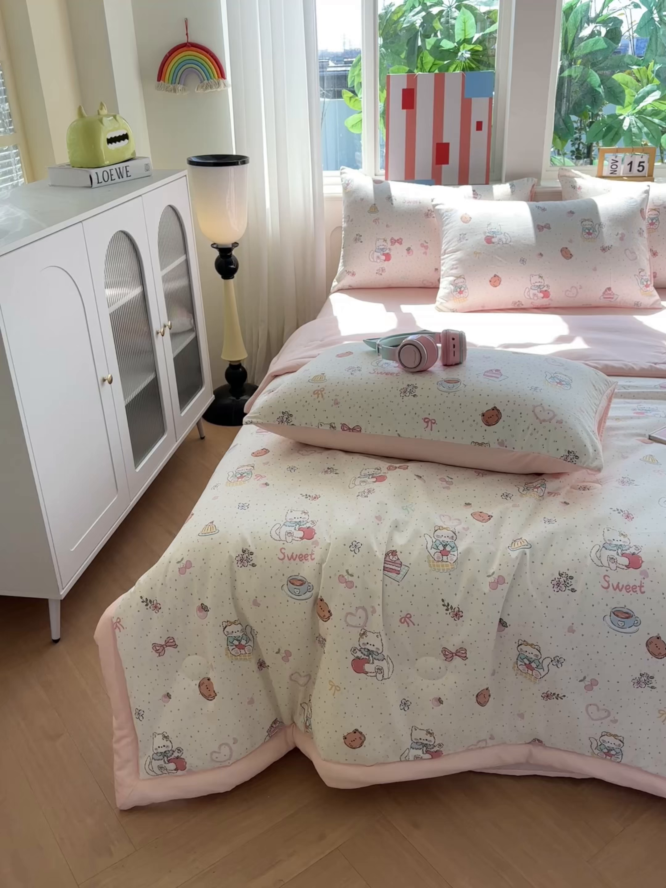 91家纺网 家纺一手货源 找家纺 颜选 2026新款水洗棉夏被夏凉被空调被四件套 空调被甜心猫