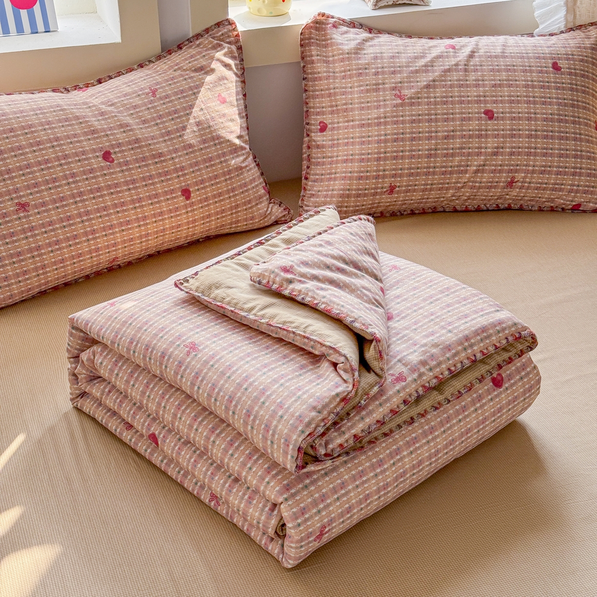 91家纺网 家纺一手货源 找家纺 简宜家居（朝初家纺） 2026新款全棉花卉卡通系列贝壳边夏被四件套 彩格爱心