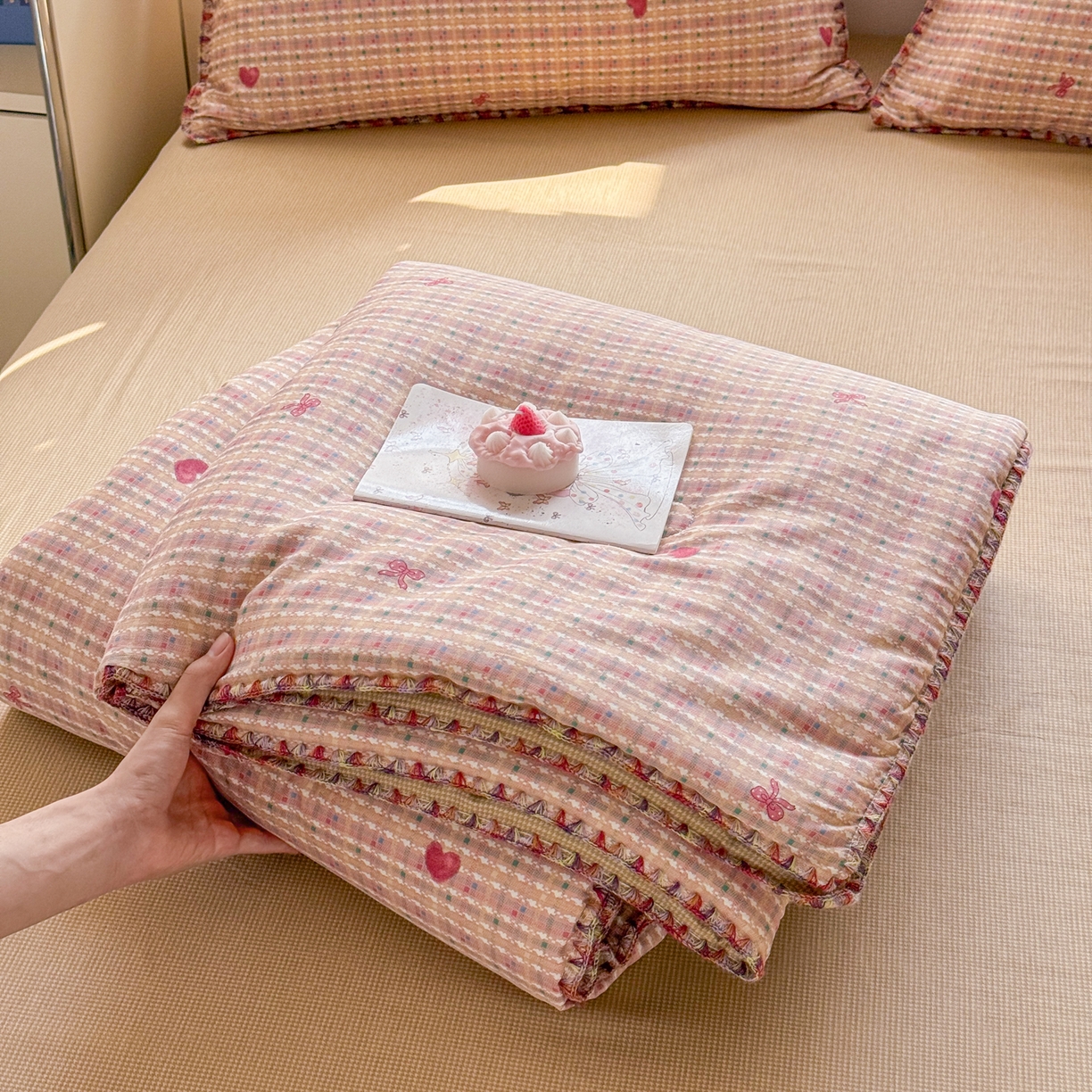 91家纺网 家纺一手货源 找家纺 简宜家居（朝初家纺） 2026新款全棉花卉卡通系列贝壳边夏被四件套 彩格爱心
