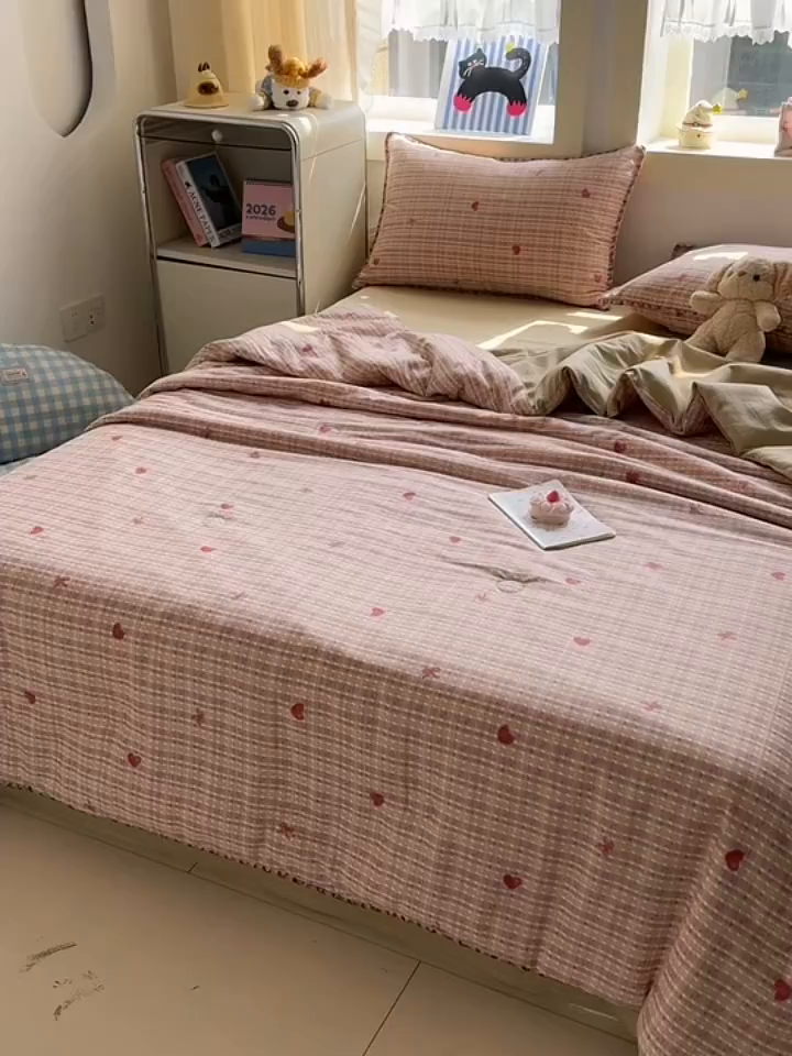 91家纺网 家纺一手货源 找家纺 简宜家居（朝初家纺） 2026新款全棉花卉卡通系列贝壳边夏被四件套 彩格爱心