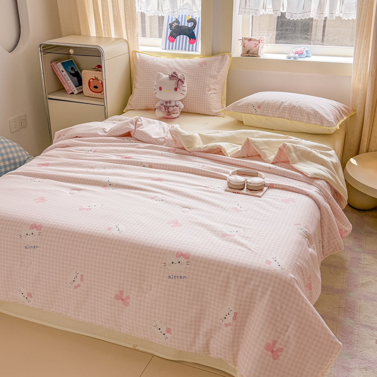 91家纺网 家纺一手货源 找家纺 简宜家居（朝初家纺） 2026新款全棉花卉卡通系列贝壳边夏被四件套 粉格日记