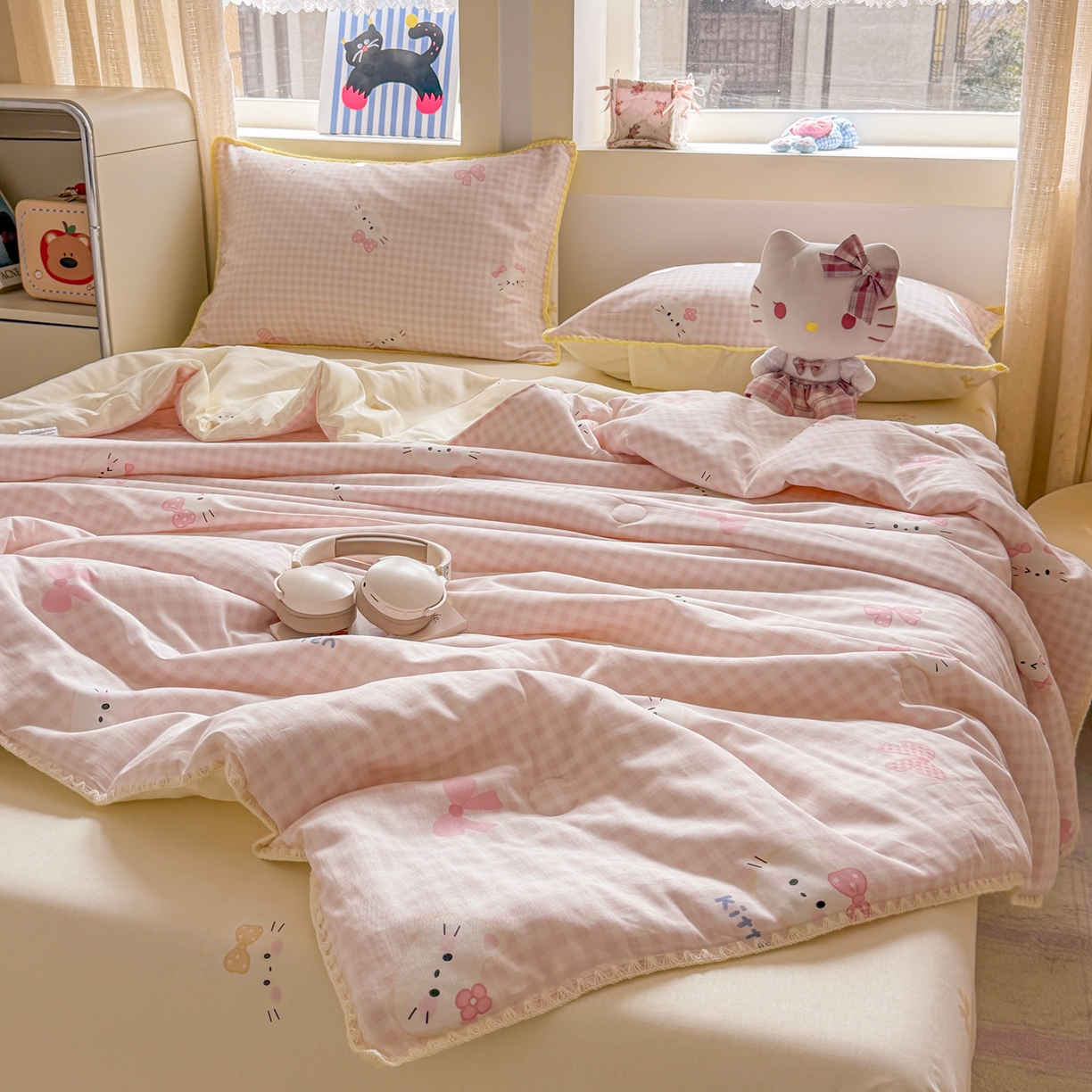 91家纺网 家纺一手货源 找家纺 简宜家居（朝初家纺） 2026新款全棉花卉卡通系列贝壳边夏被四件套 粉格日记