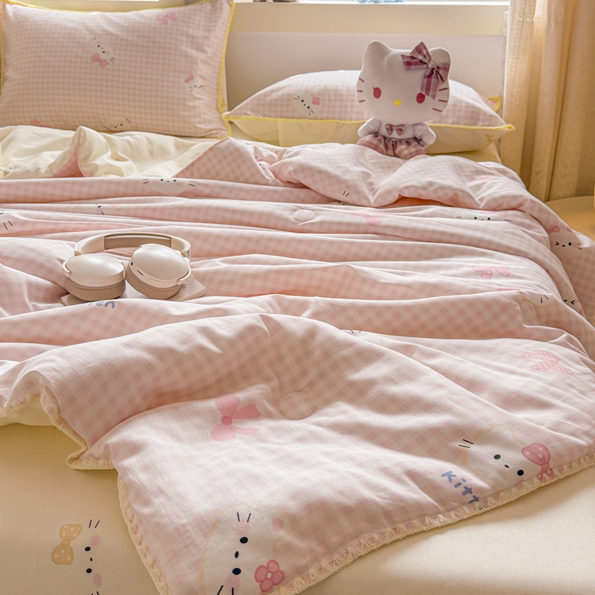 91家纺网 家纺一手货源 找家纺 简宜家居（朝初家纺） 2026新款全棉花卉卡通系列贝壳边夏被四件套 粉格日记