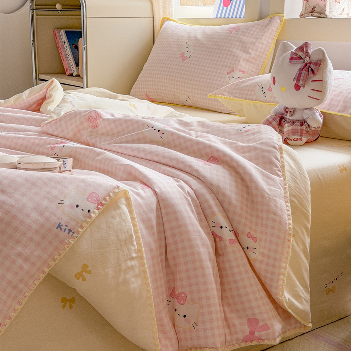 91家纺网 家纺一手货源 找家纺 简宜家居（朝初家纺） 2026新款全棉花卉卡通系列贝壳边夏被四件套 粉格日记