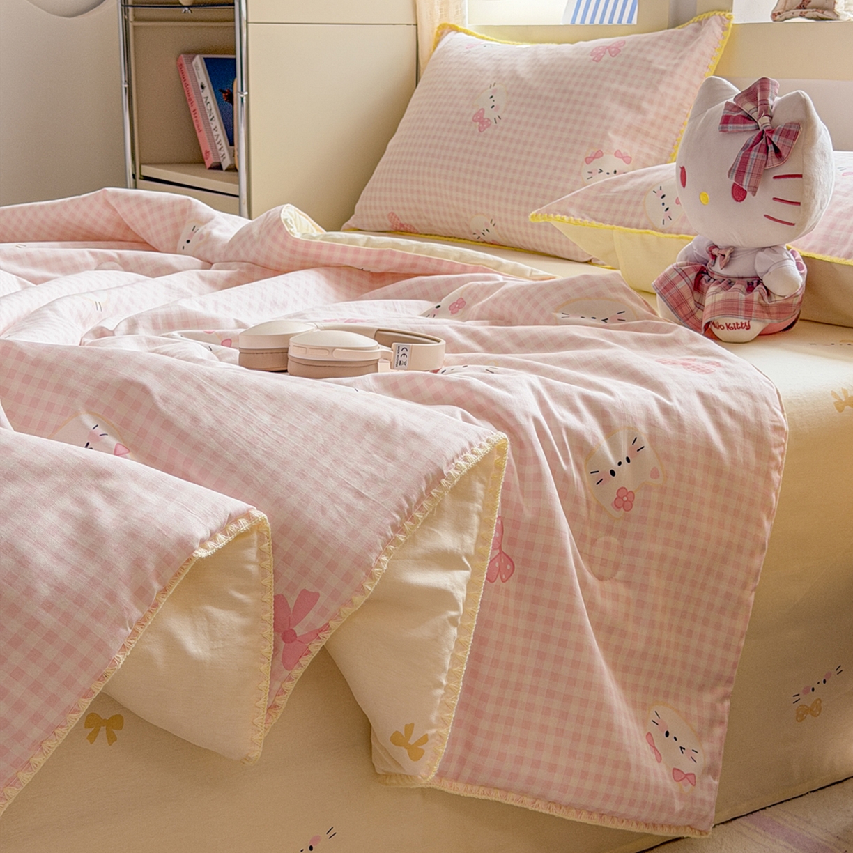 91家纺网 家纺一手货源 找家纺 简宜家居（朝初家纺） 2026新款全棉花卉卡通系列贝壳边夏被四件套 粉格日记