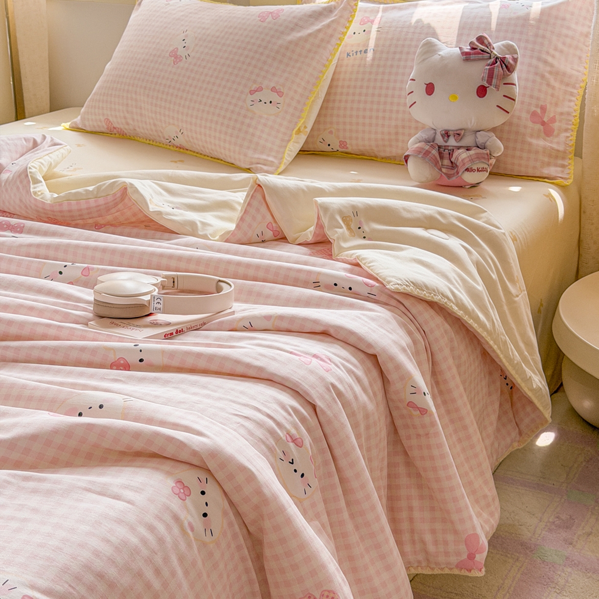 91家纺网 家纺一手货源 找家纺 简宜家居（朝初家纺） 2026新款全棉花卉卡通系列贝壳边夏被四件套 粉格日记