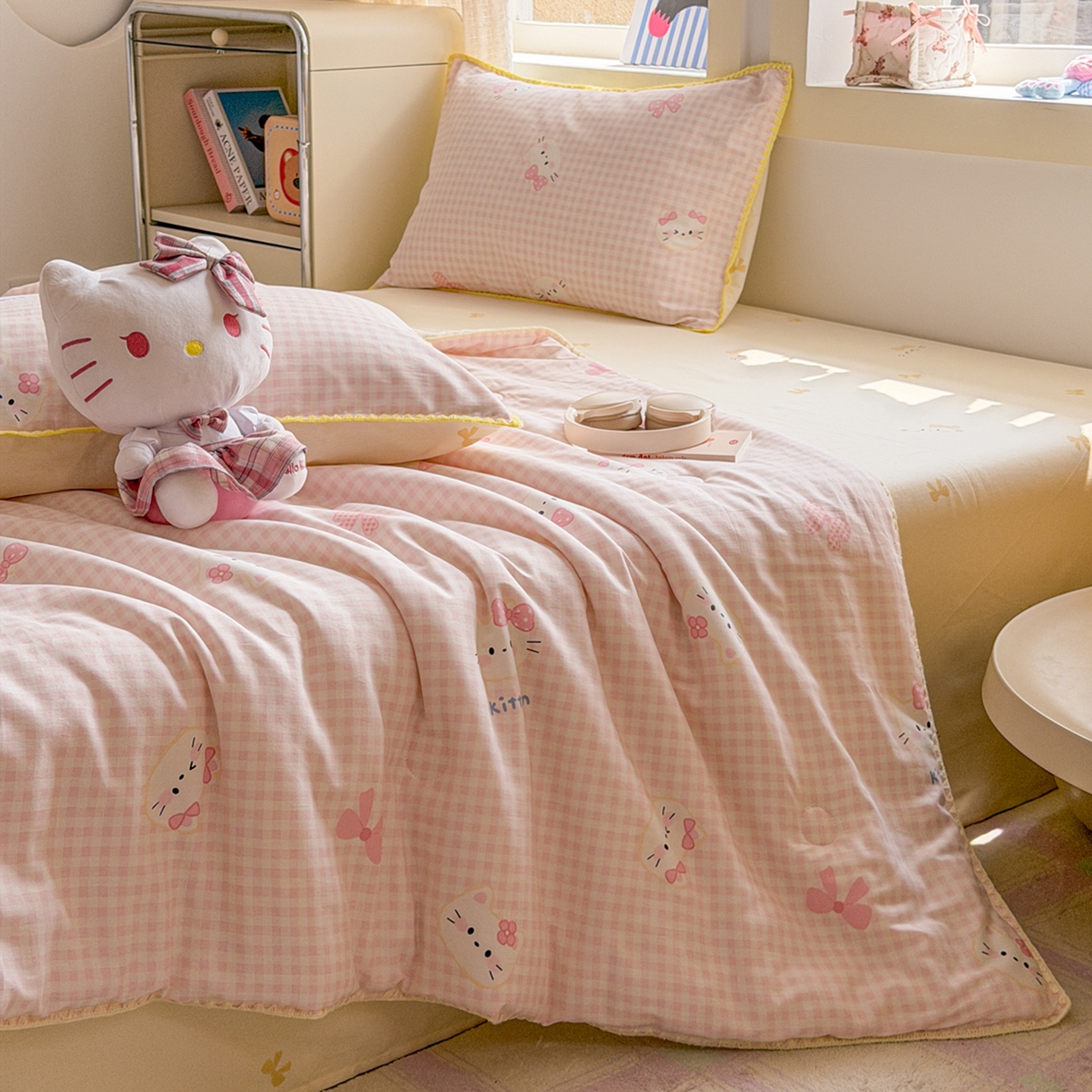 91家纺网 家纺一手货源 找家纺 简宜家居（朝初家纺） 2026新款全棉花卉卡通系列贝壳边夏被四件套 粉格日记