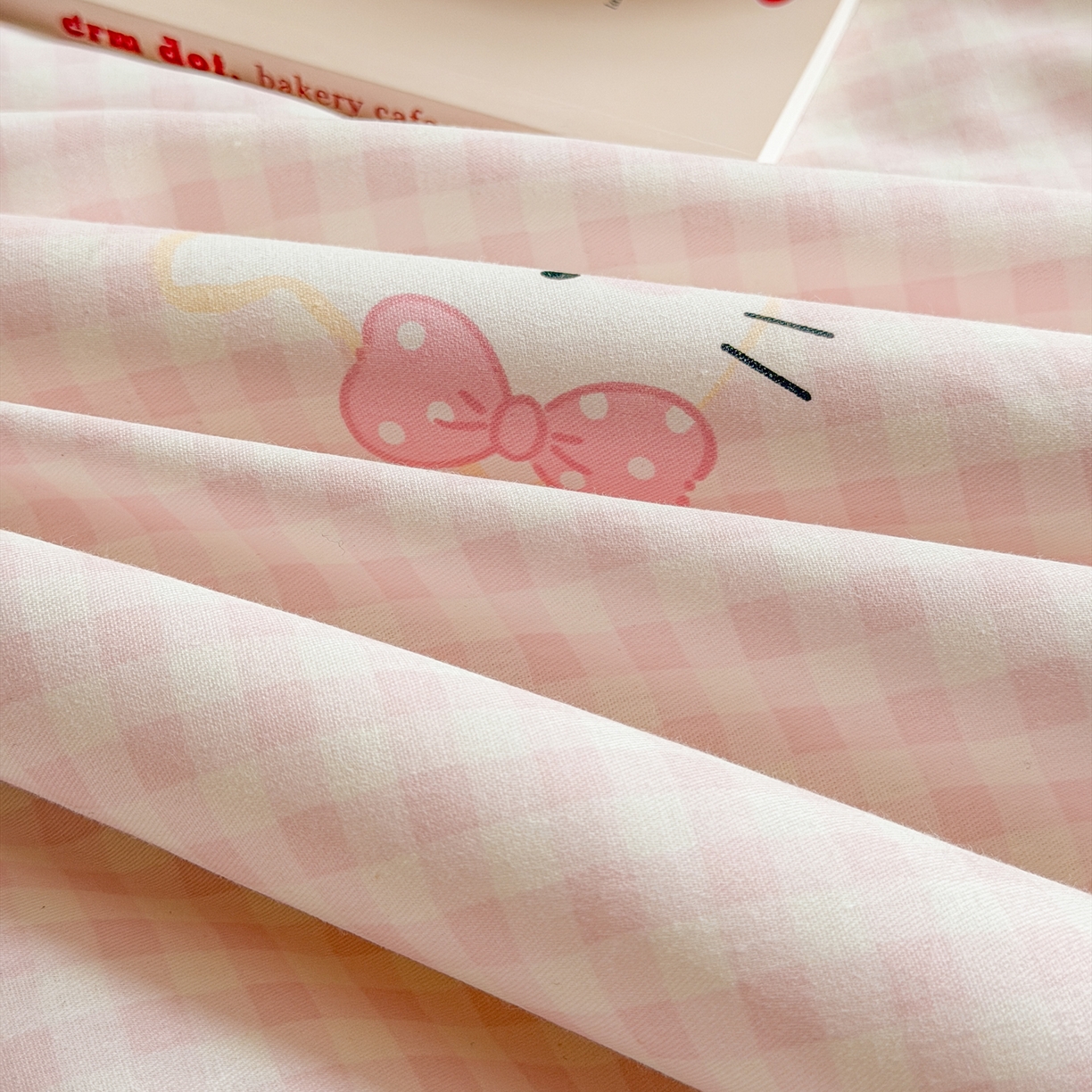 91家纺网 家纺一手货源 找家纺 简宜家居（朝初家纺） 2026新款全棉花卉卡通系列贝壳边夏被四件套 粉格日记