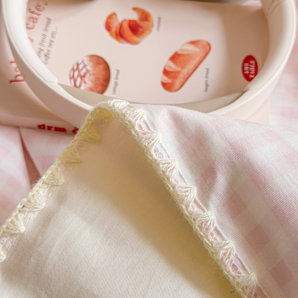 91家纺网 家纺一手货源 找家纺 简宜家居（朝初家纺） 2026新款全棉花卉卡通系列贝壳边夏被四件套 粉格日记