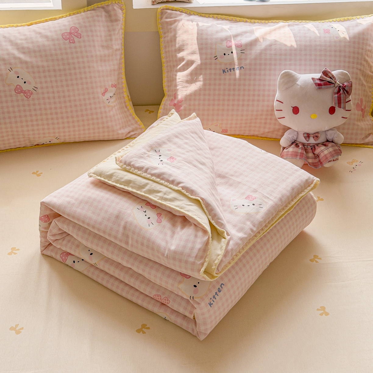 91家纺网 家纺一手货源 找家纺 简宜家居（朝初家纺） 2026新款全棉花卉卡通系列贝壳边夏被四件套 粉格日记