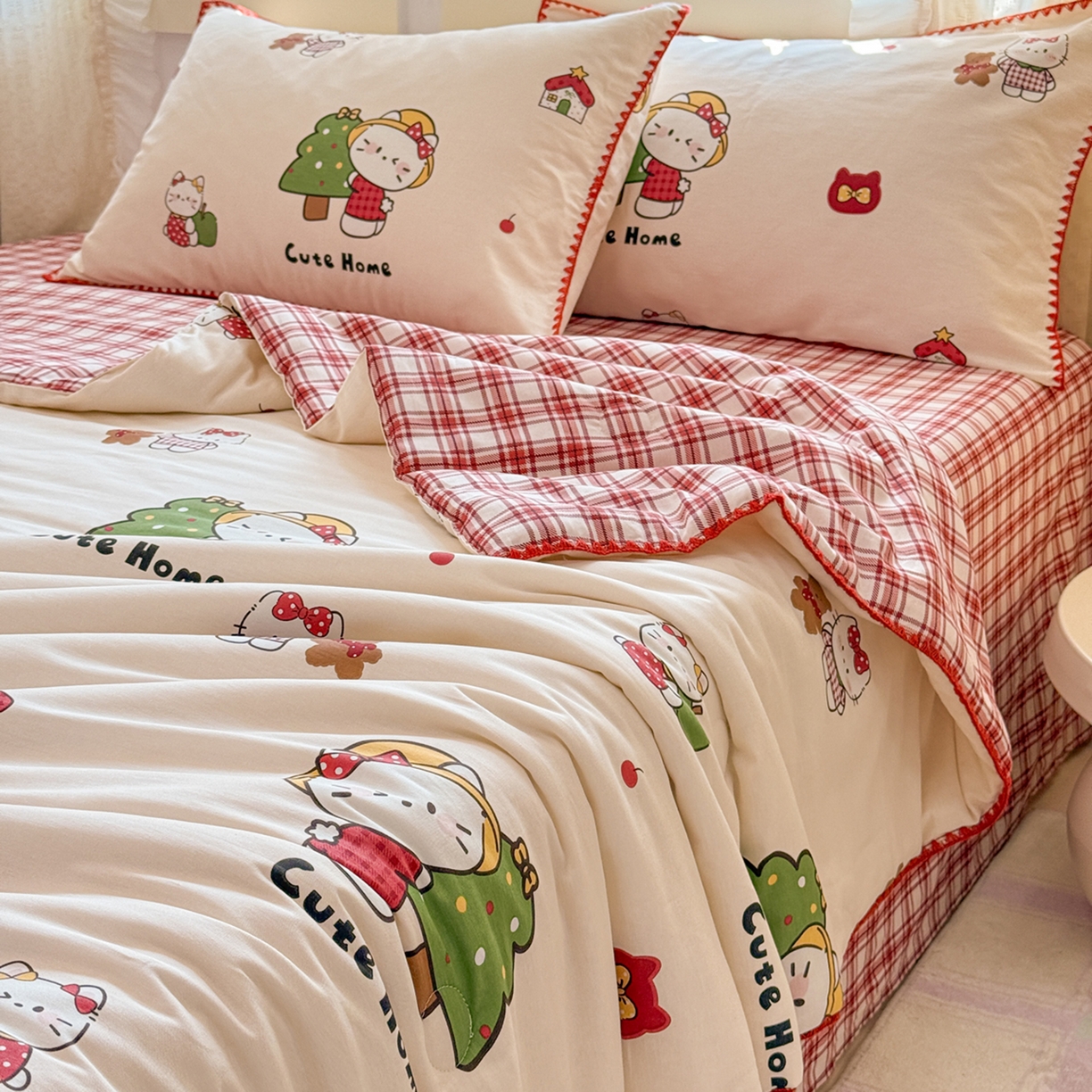 91家纺网 家纺一手货源 找家纺 简宜家居（朝初家纺） 2026新款全棉花卉卡通系列贝壳边夏被四件套 红莓树屋