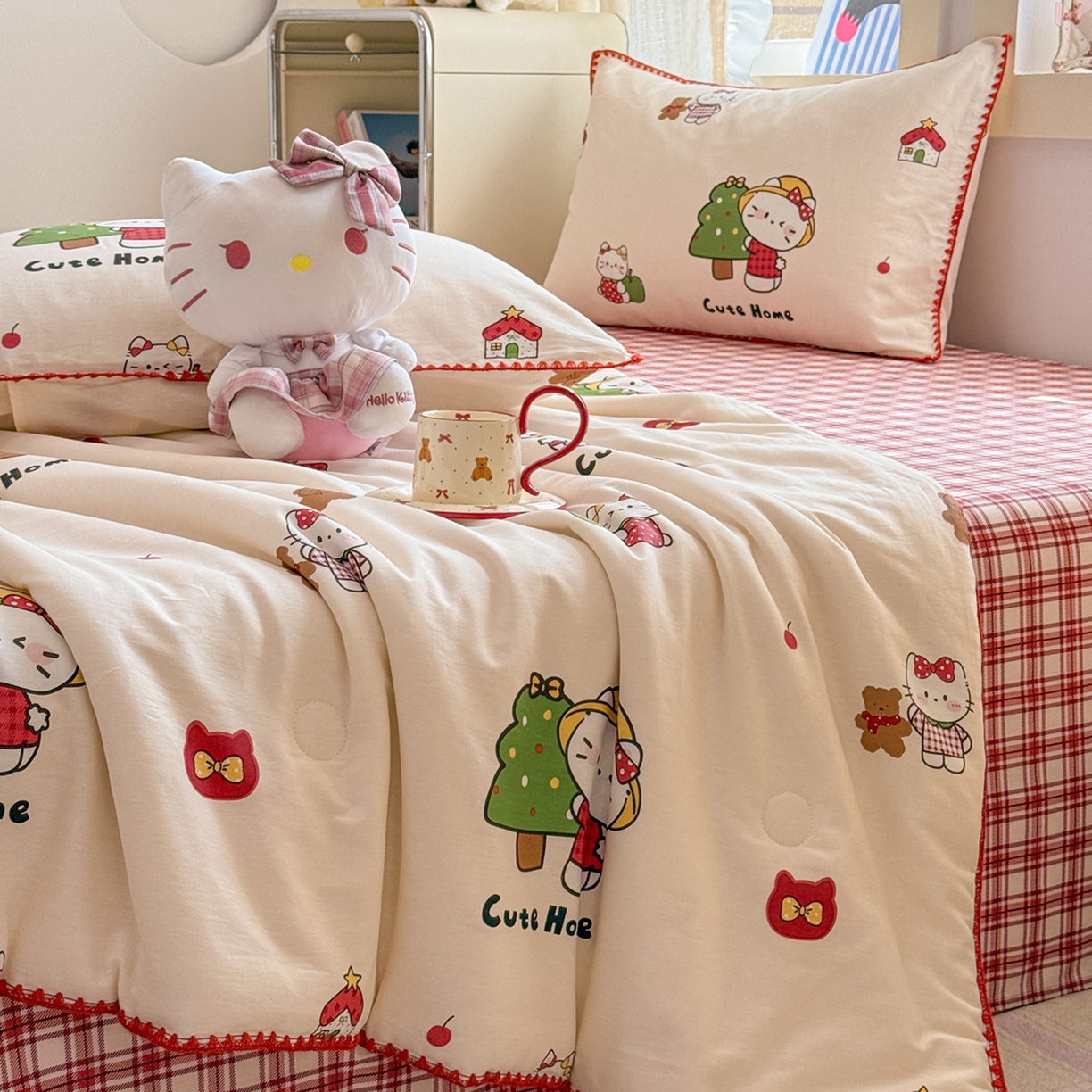 91家纺网 家纺一手货源 找家纺 简宜家居（朝初家纺） 2026新款全棉花卉卡通系列贝壳边夏被四件套 红莓树屋