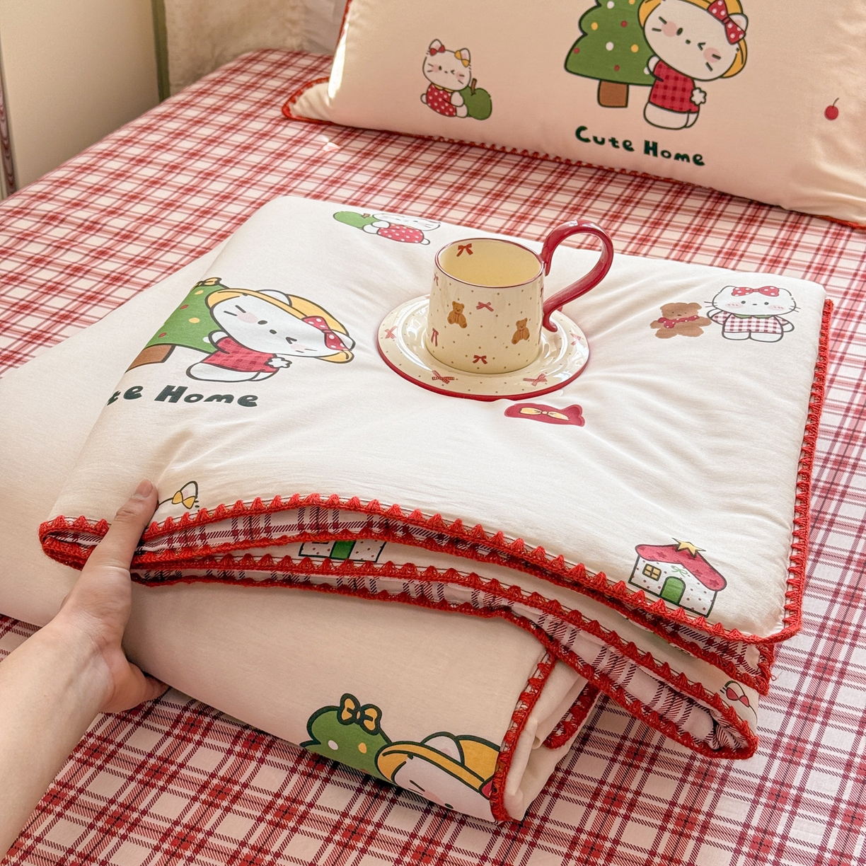 91家纺网 家纺一手货源 找家纺 简宜家居（朝初家纺） 2026新款全棉花卉卡通系列贝壳边夏被四件套 红莓树屋