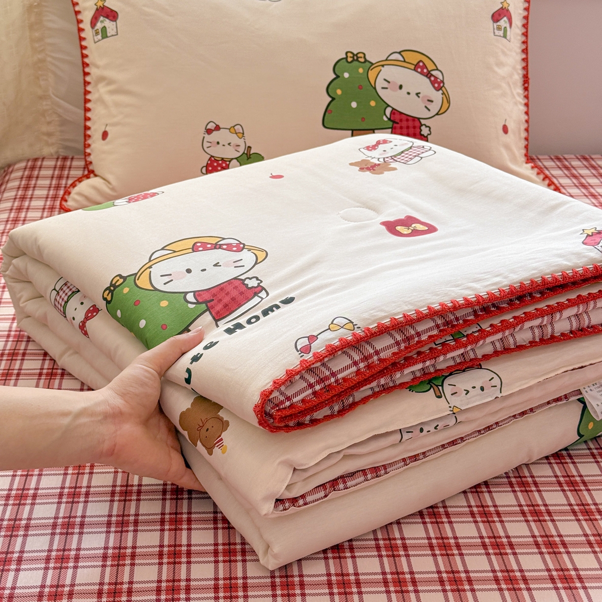 91家纺网 家纺一手货源 找家纺 简宜家居（朝初家纺） 2026新款全棉花卉卡通系列贝壳边夏被四件套 红莓树屋