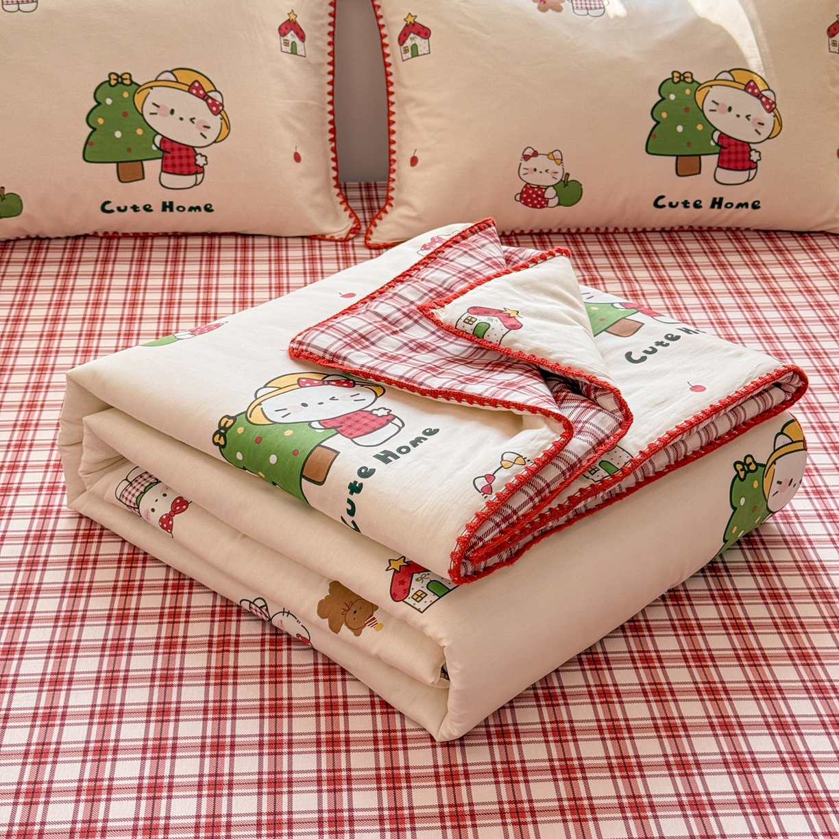 91家纺网 家纺一手货源 找家纺 简宜家居（朝初家纺） 2026新款全棉花卉卡通系列贝壳边夏被四件套 红莓树屋