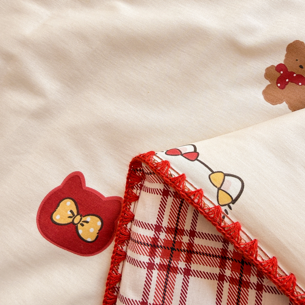 91家纺网 家纺一手货源 找家纺 简宜家居（朝初家纺） 2026新款全棉花卉卡通系列贝壳边夏被四件套 红莓树屋