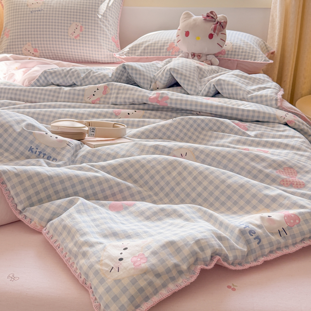 91家纺网 家纺一手货源 找家纺 简宜家居（朝初家纺） 2026新款全棉花卉卡通系列贝壳边夏被四件套 蓝格日记