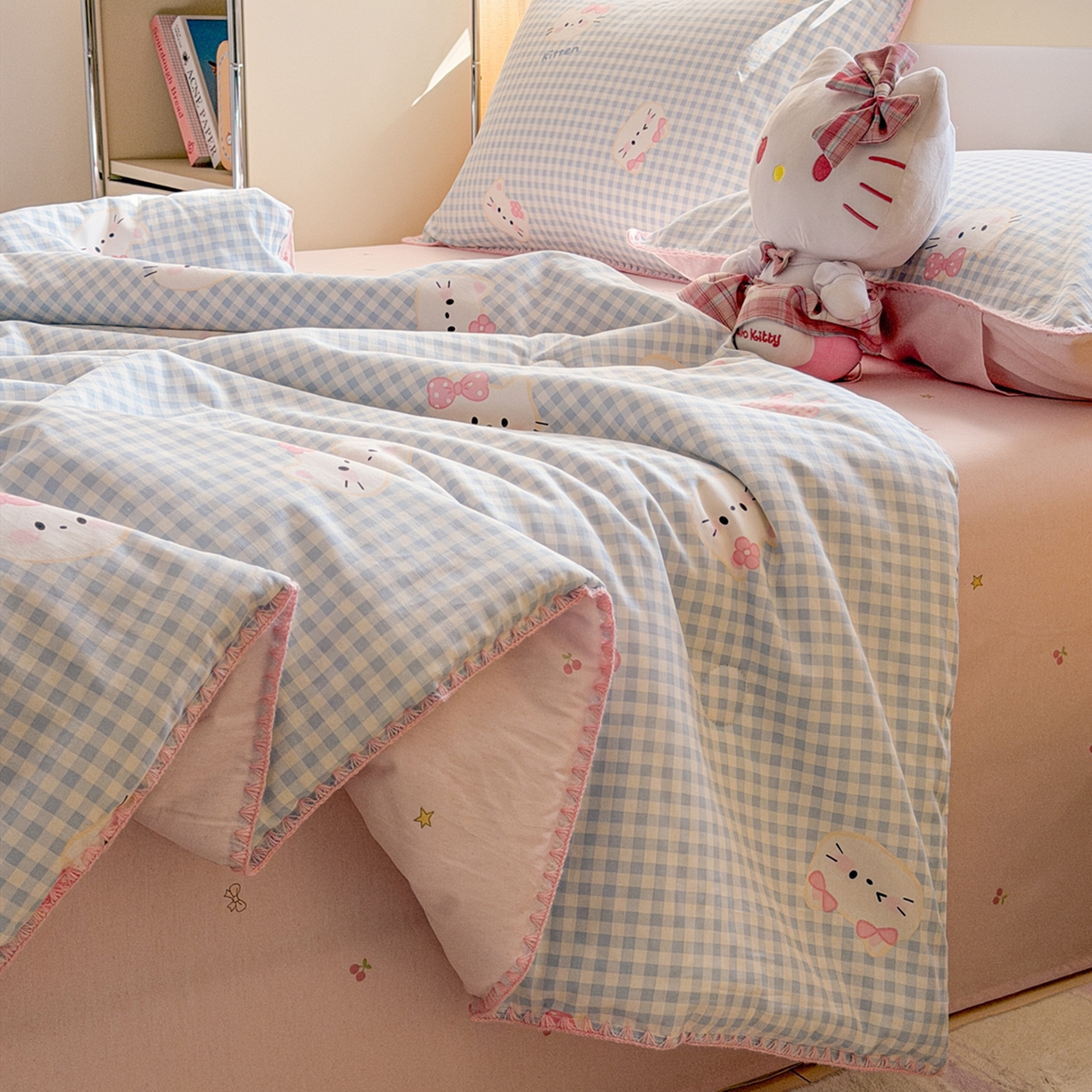 91家纺网 家纺一手货源 找家纺 简宜家居（朝初家纺） 2026新款全棉花卉卡通系列贝壳边夏被四件套 蓝格日记