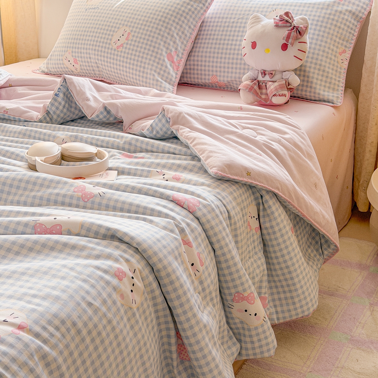 91家纺网 家纺一手货源 找家纺 简宜家居（朝初家纺） 2026新款全棉花卉卡通系列贝壳边夏被四件套 蓝格日记